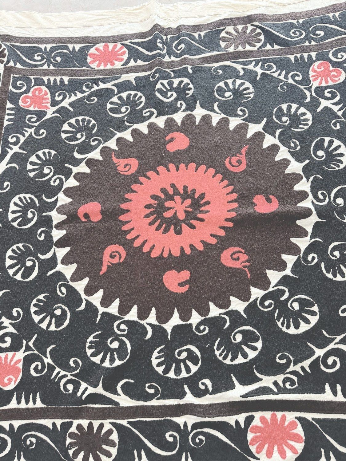 Nappe suzani, broderie de Tachkent brune, 153 x 160 cm photo vinterior