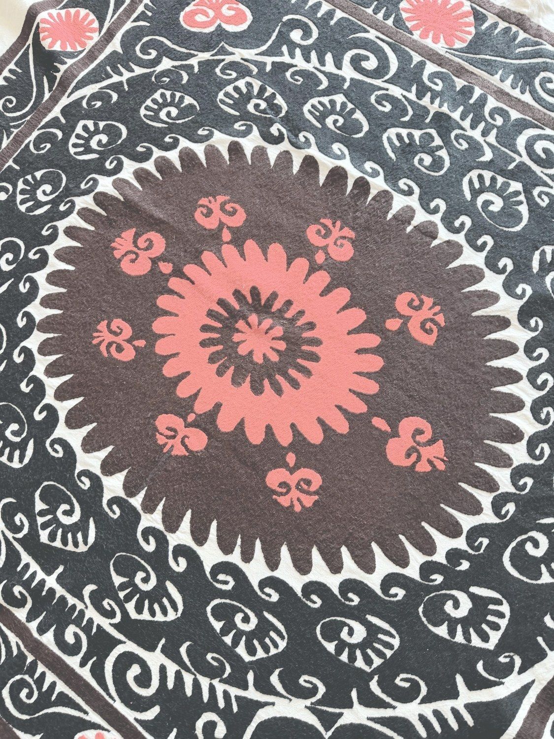 Decoratief Vintage Suzani Tafelkleed Uit Oezbekistan 158 x 162 cm photo furniture