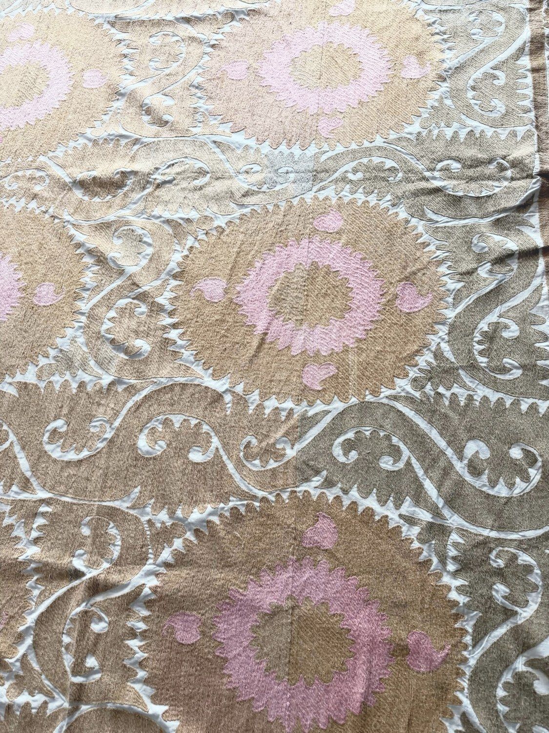 Grande suzani brodée main, coloris beige neutre, 245 x 335 cm photo Textiles