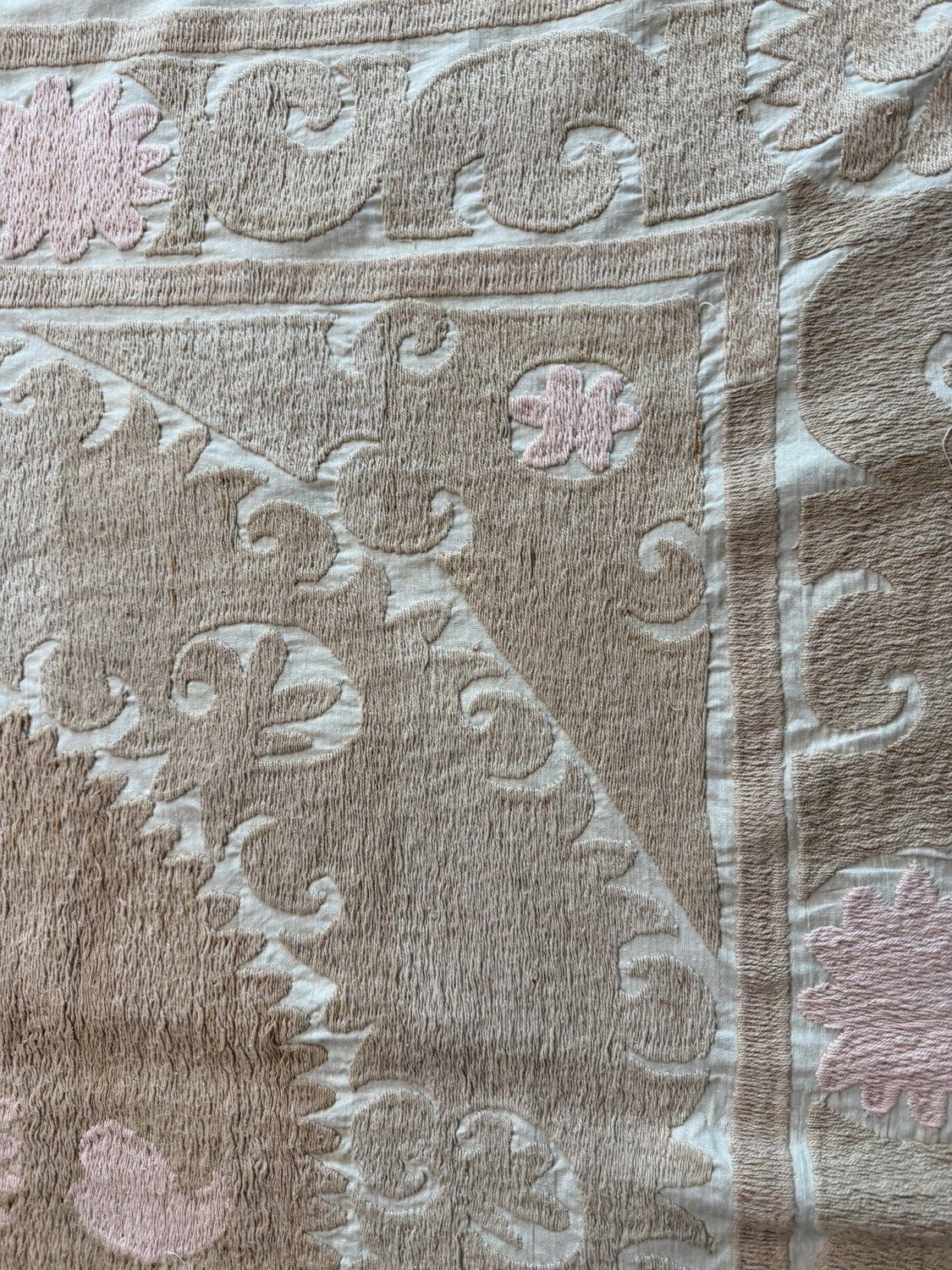 Handgemaakte Bukhara Suzani wandkleed, beige, tan, roze, etnisch geborduurd katoenen tapijt 130 x 153 cm photo vinterior