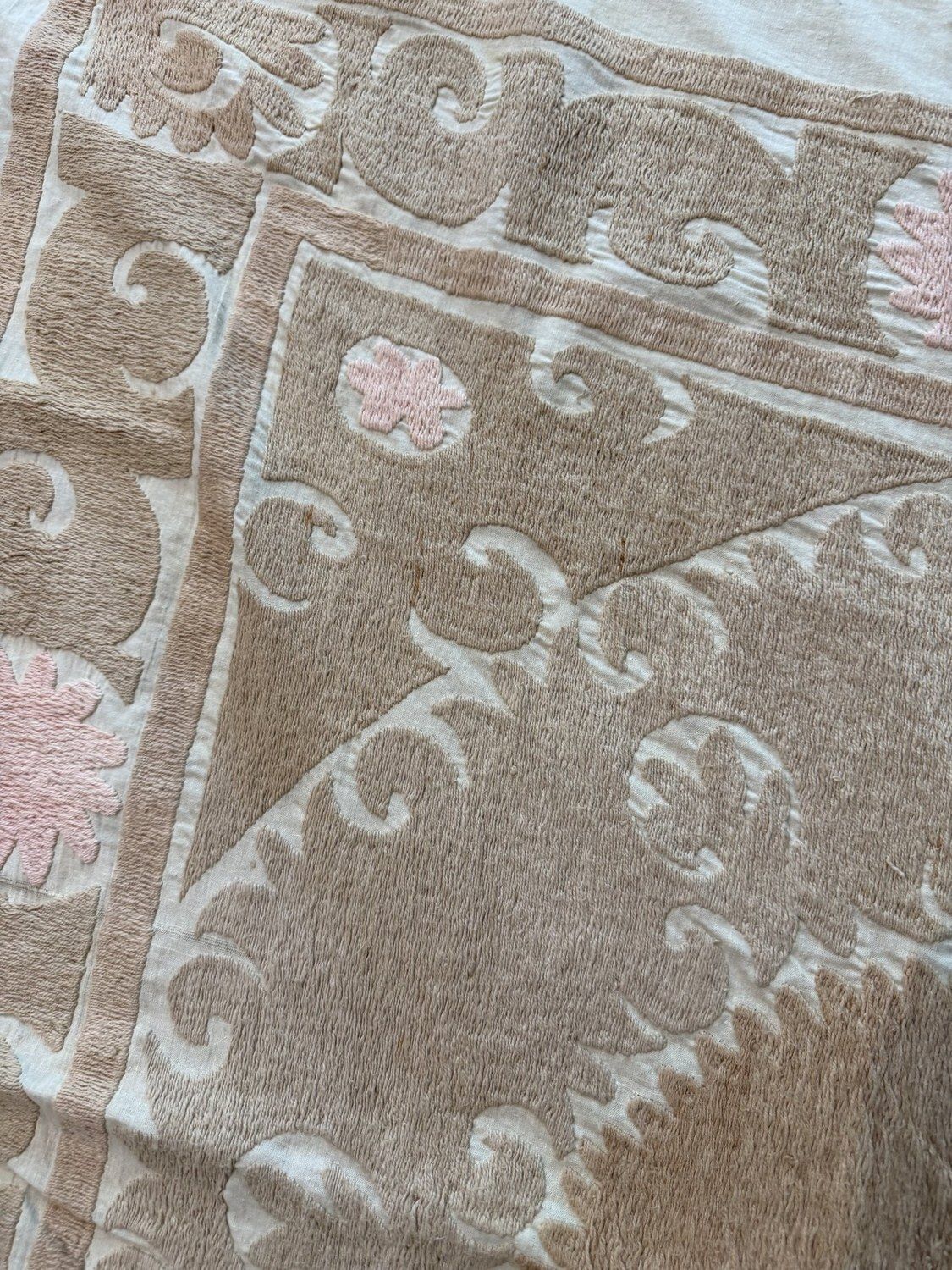 Tenture murale Bukhara Suzani brodée à la main, coton beige, brun clair et rose, motifs ethniques, 130 x 153 cm photo buy