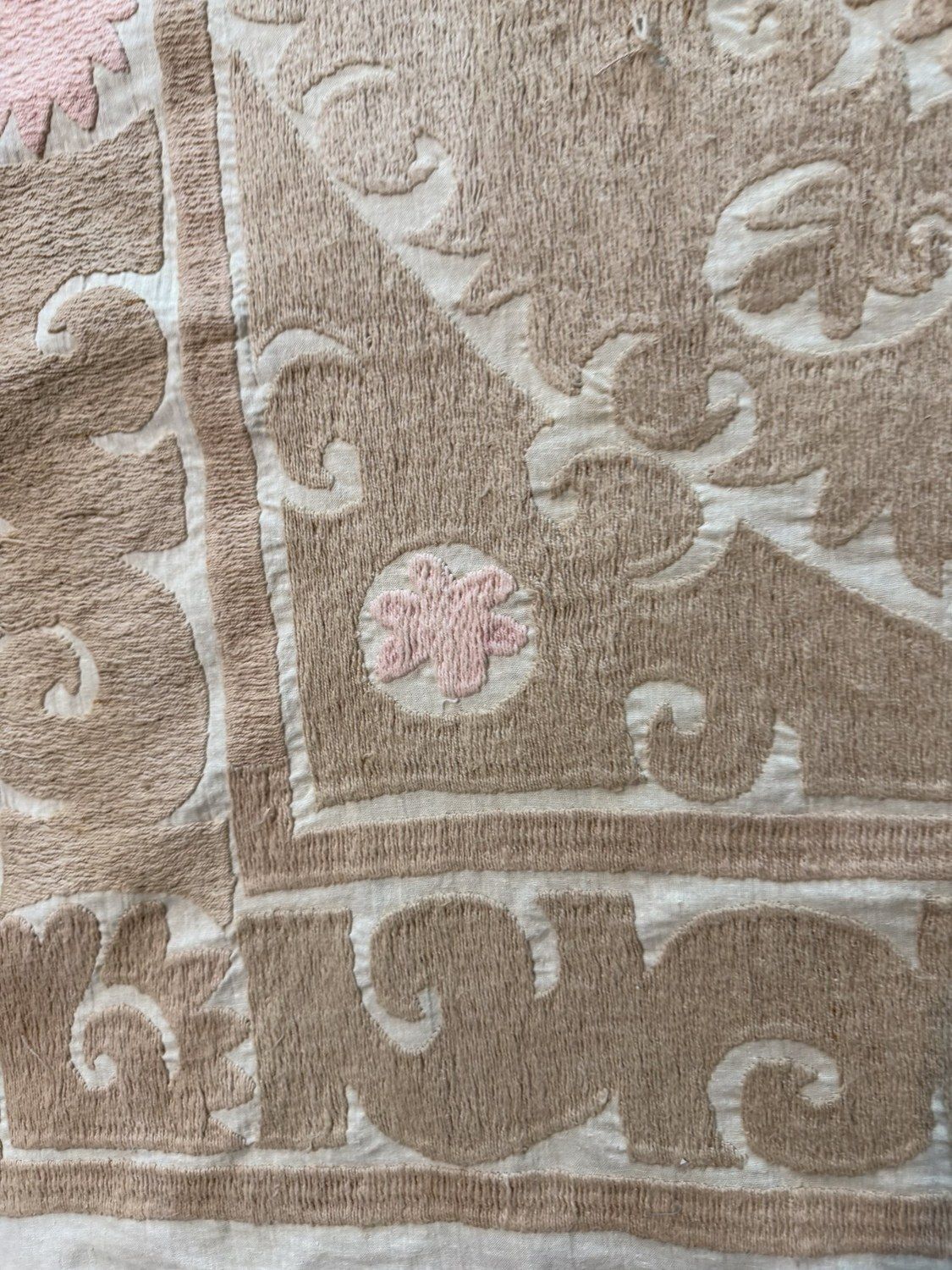 photo furniture Tenture murale Bukhara Suzani brodée à la main, coton beige, brun clair et rose, motifs ethniques, 130 x 153 cm