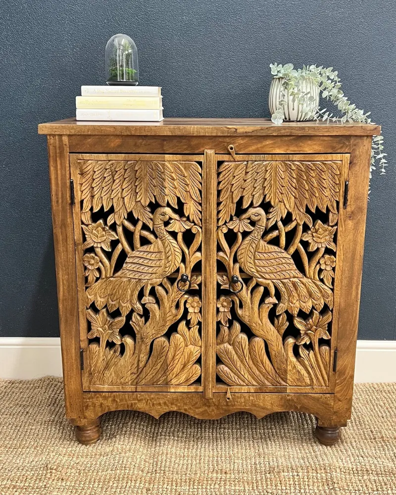 Met de hand vervaardigd dressoir van mangohout met twee deuren en pauwensnijwerk photo Meubels