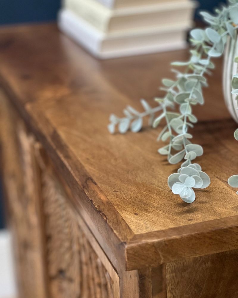 Met de hand vervaardigd dressoir van mangohout met twee deuren en pauwensnijwerk photo buy