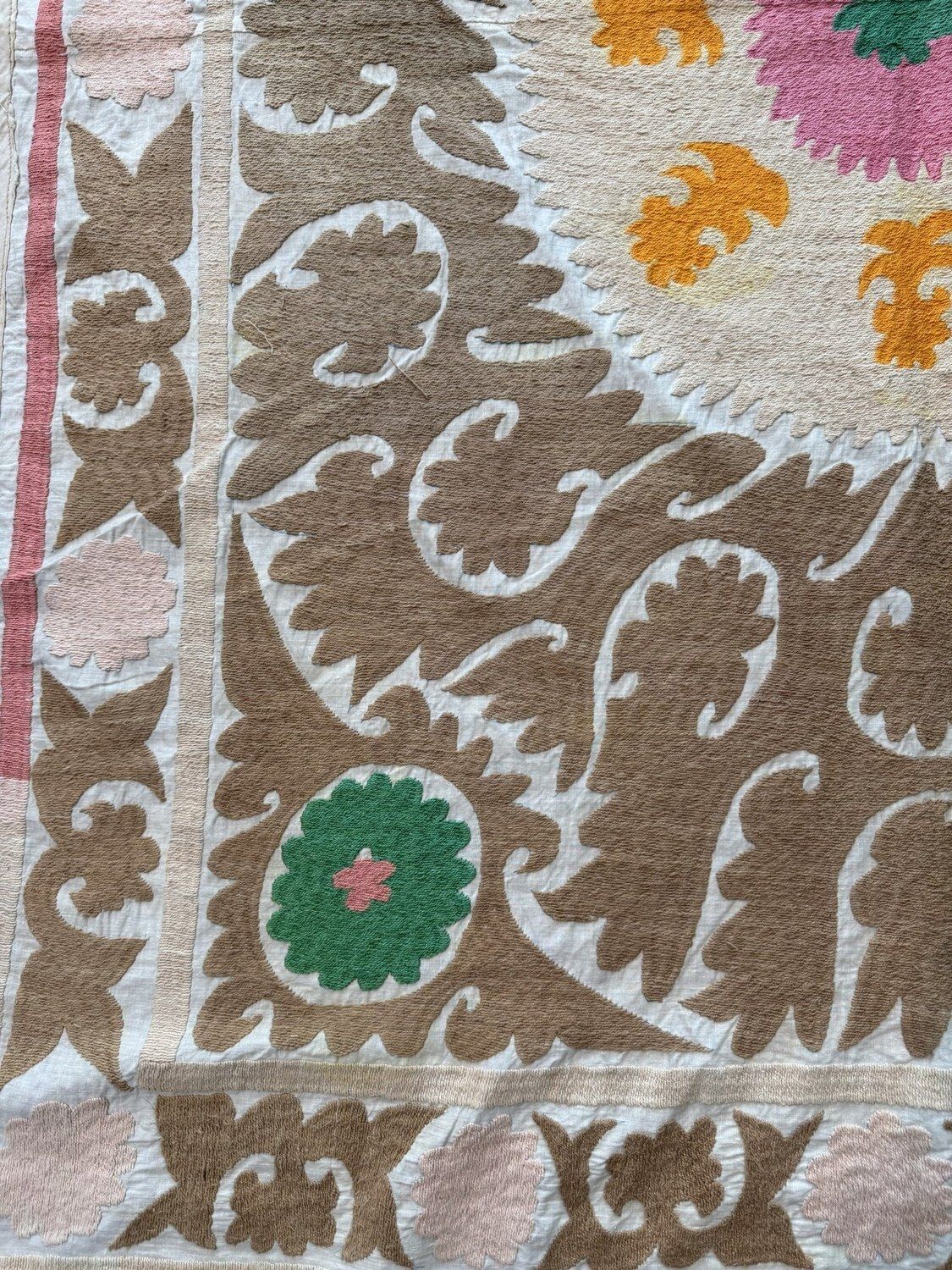 Handgemaakte Bukhara Suzani wandkleed, ivoor, groen, geel, etnisch geborduurd katoenen tapijt 116 x 160 cm photo Textiel