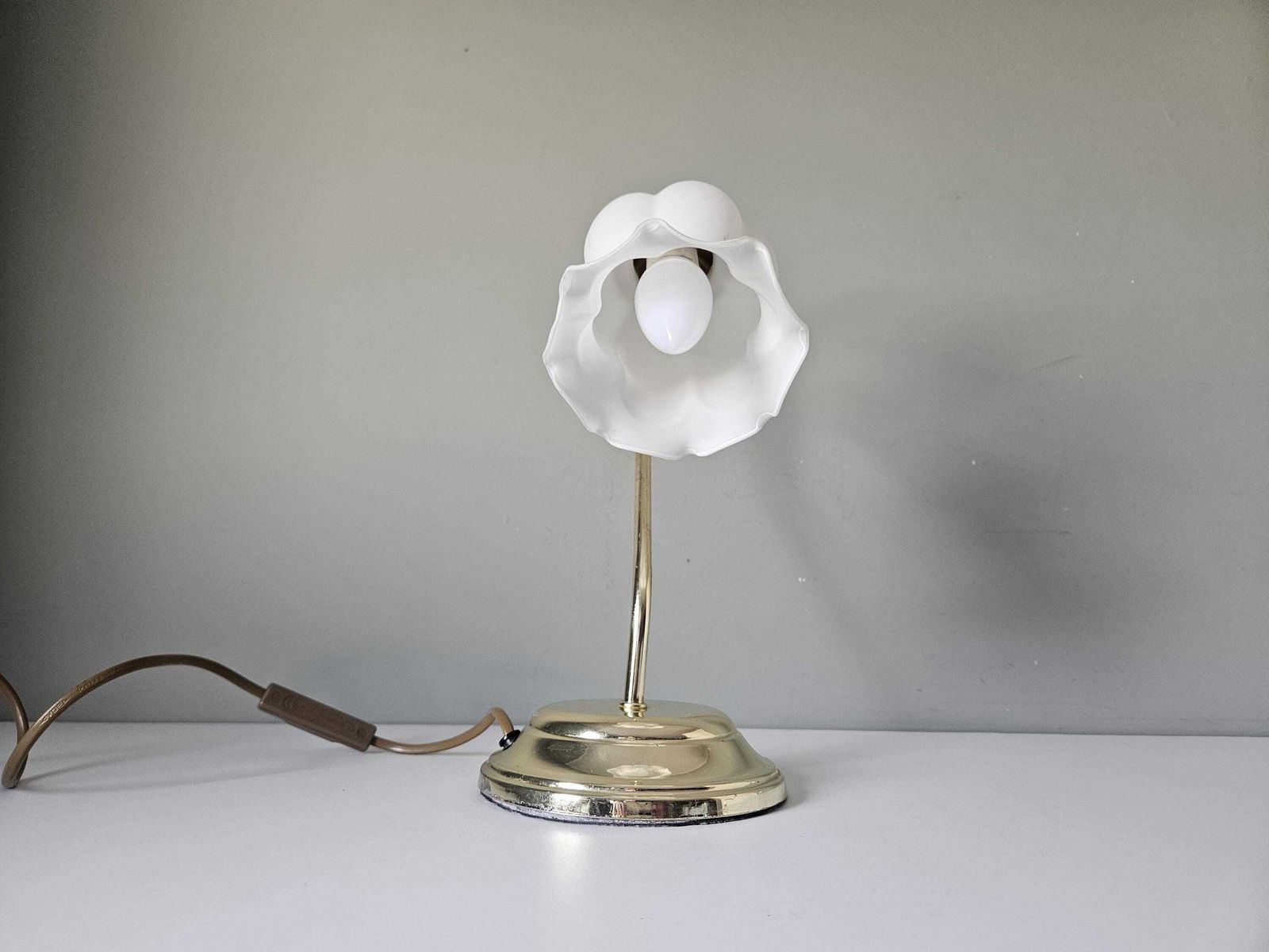 1 van 2 Vintage Messing & Glazen Tafellamp, Bloemenkapje photo 80.0