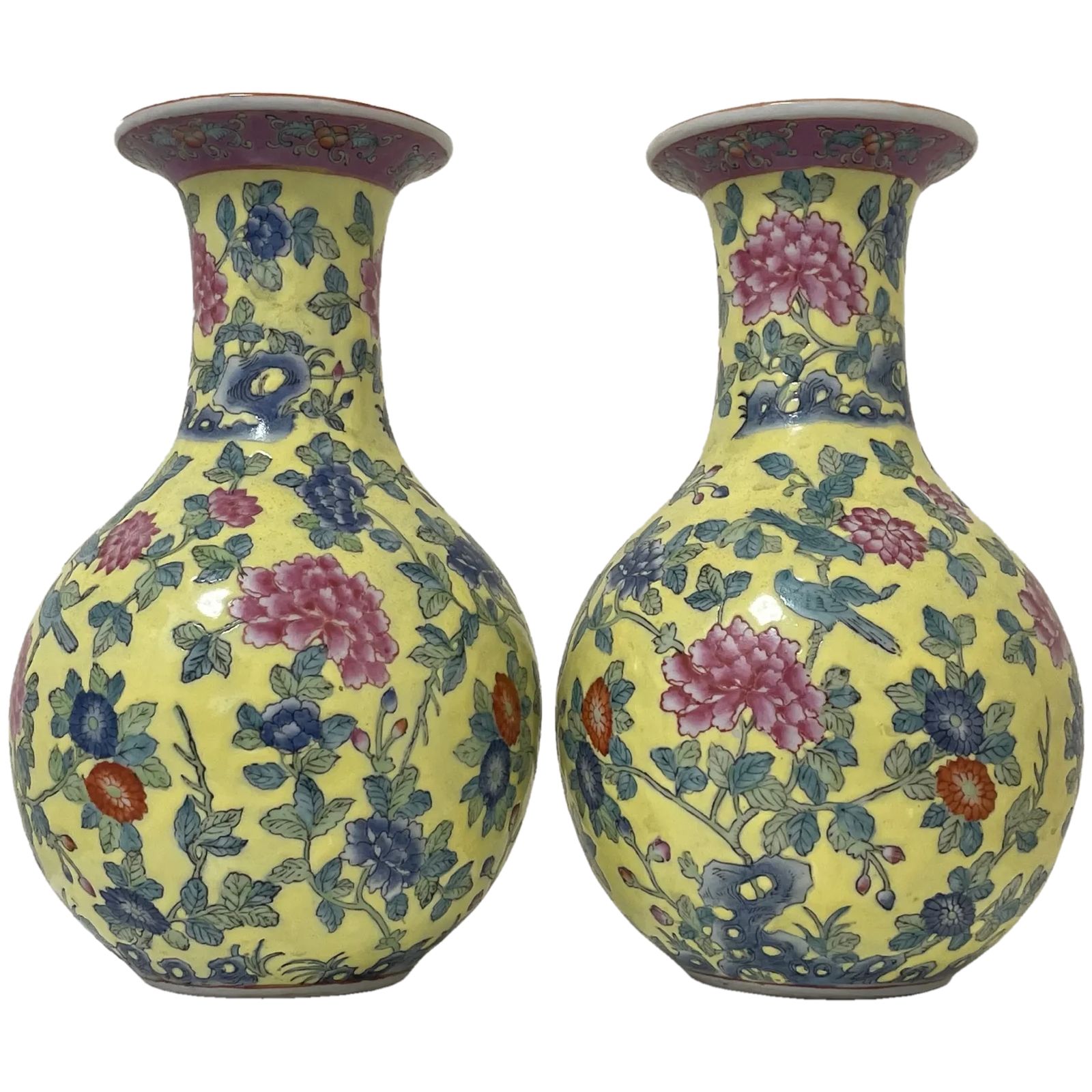 Paar 20e-eeuwse Chinese gele porseleinen vazen, roze chrysant en blauwe lotusbloem