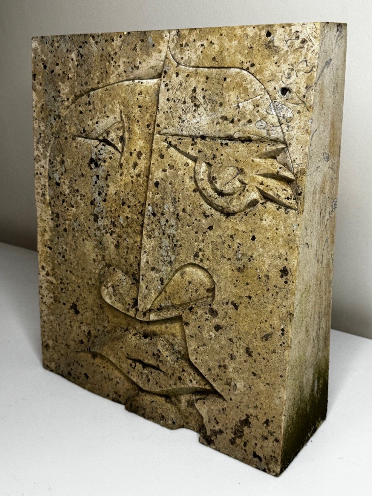 Modernistisch kubistisch stenen gezichtsreliëf in de stijl van Picasso photo 5000.0