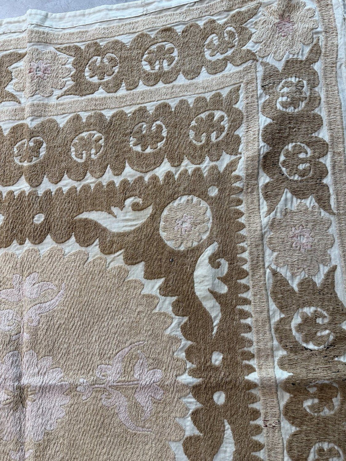 Handgemaakte Bukhara Suzani wandkleed, kameel, tan, ivoor, etnisch geborduurd katoenen tapijt, 127 x 158 cm photo vinterior
