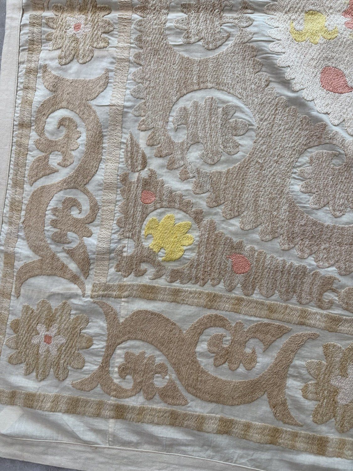 Boho beige geel Centraal-Aziatische suzani wandkleed 114 x 122 cm photo Textiel