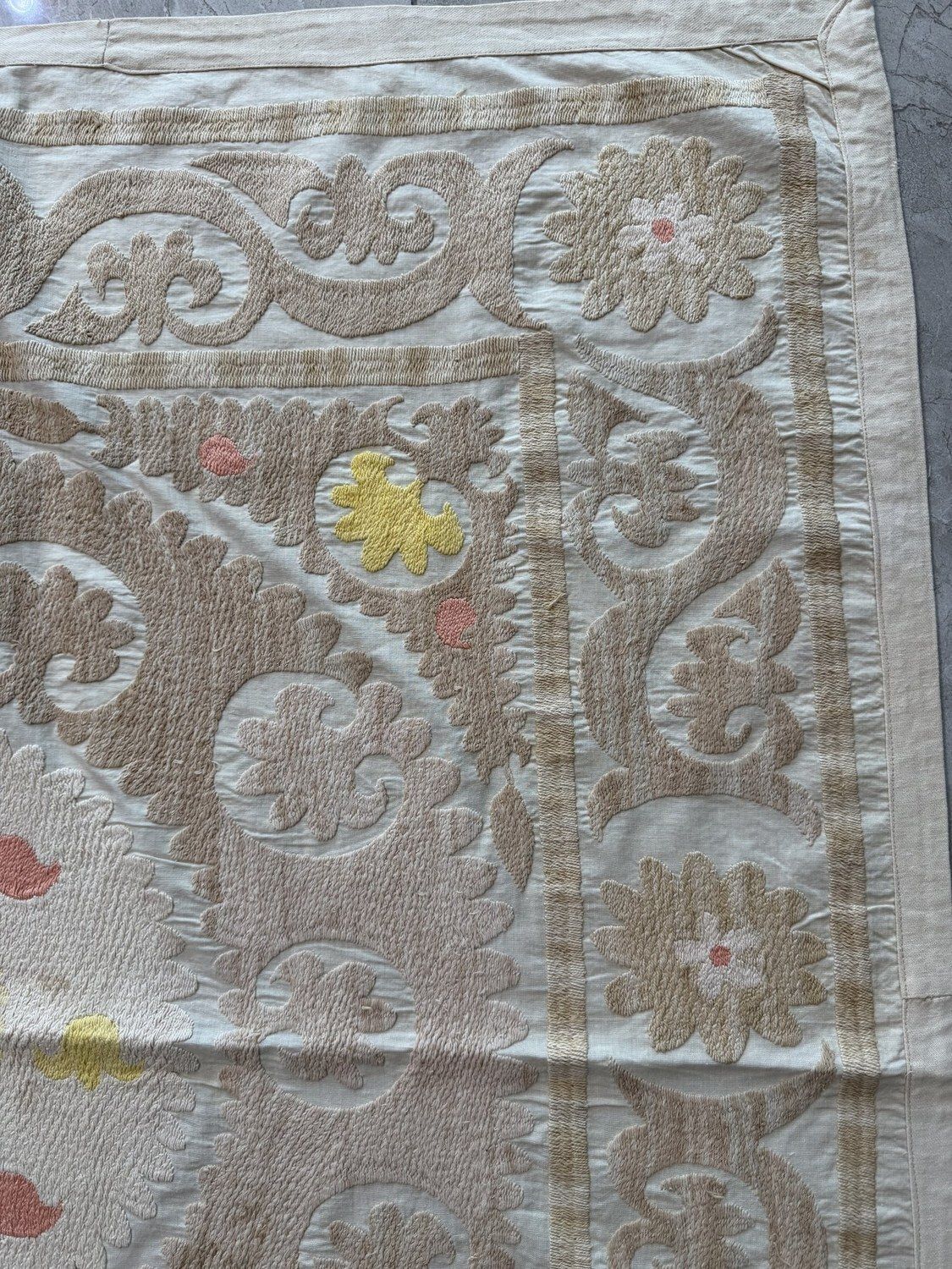 Boho beige geel Centraal-Aziatische suzani wandkleed 114 x 122 cm photo 197.0