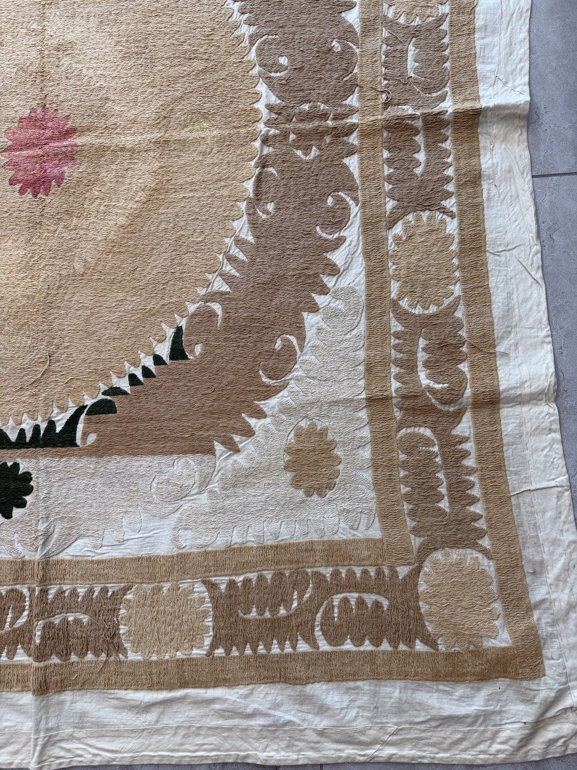 Boho Beige Goud Centraal-Aziatische Suzani Wandkleed 138 x 155 cm photo for sale