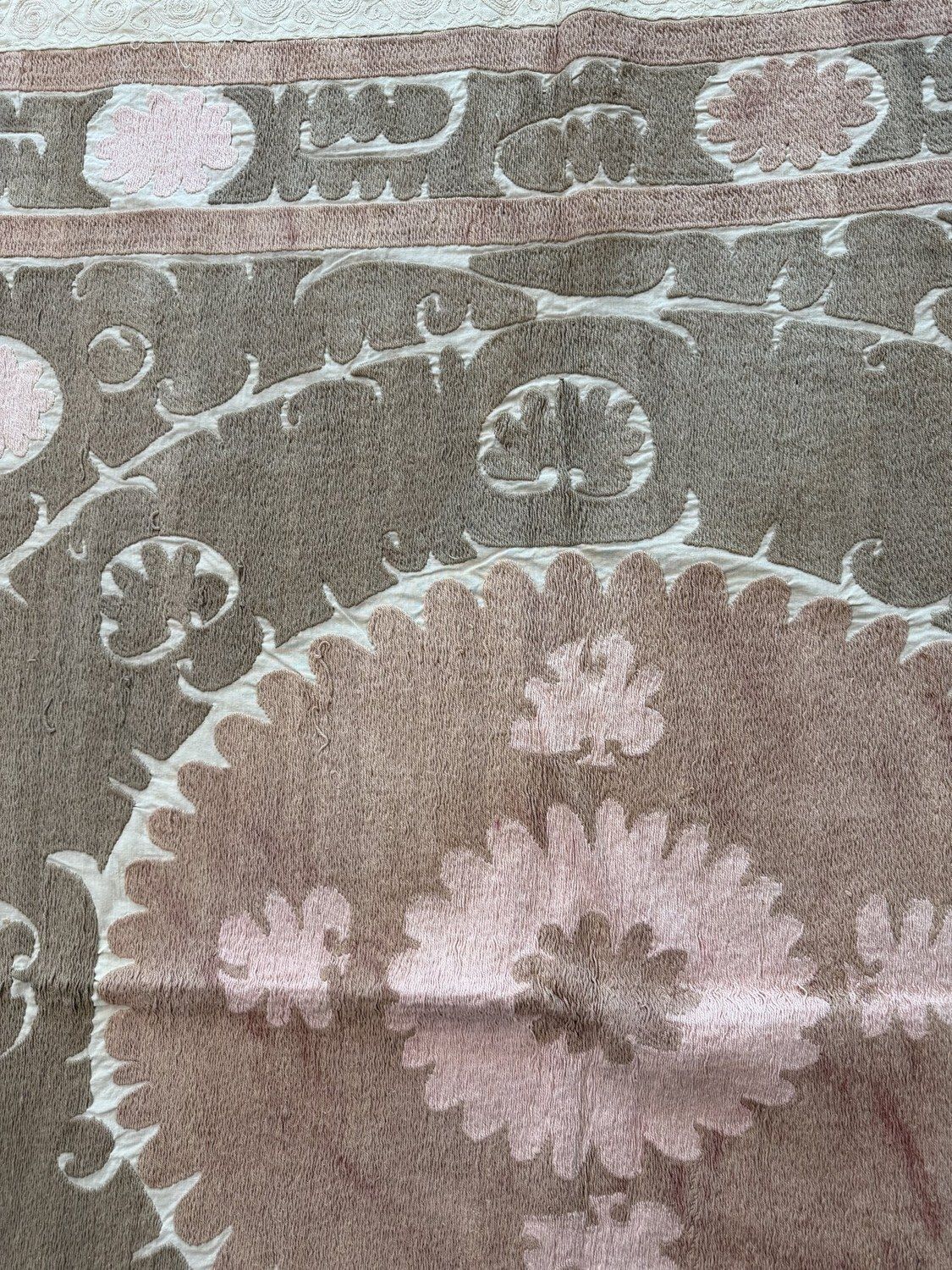 Handmade Gray Pink Uzbek Suzani Tapestry 140 X 143 Cm photo vinterior