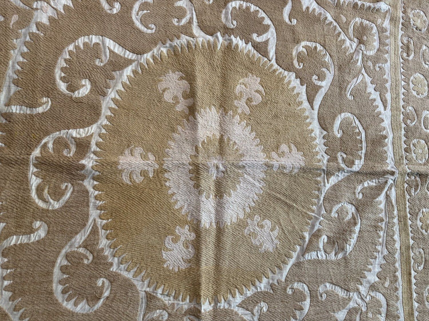Handgemaakte witte beige Oezbeekse suzani wandtapijt 145 x 156 cm photo buy