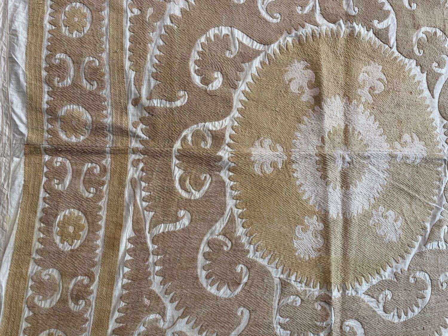 Suzani ouzbek fait main, blanc et beige, 145 x 156 cm photo vintage