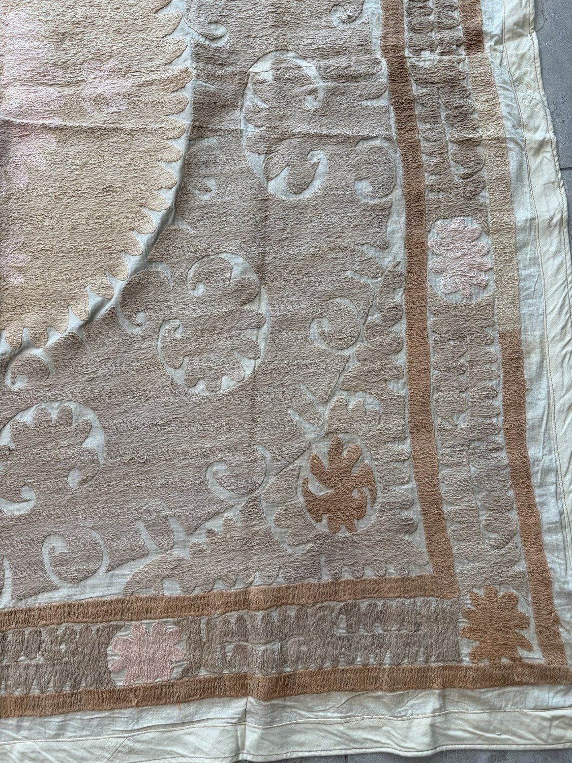 Met de hand geborduurd wit-beige Samarkand Suzani tapijt 146 x 160 cm photo for sale