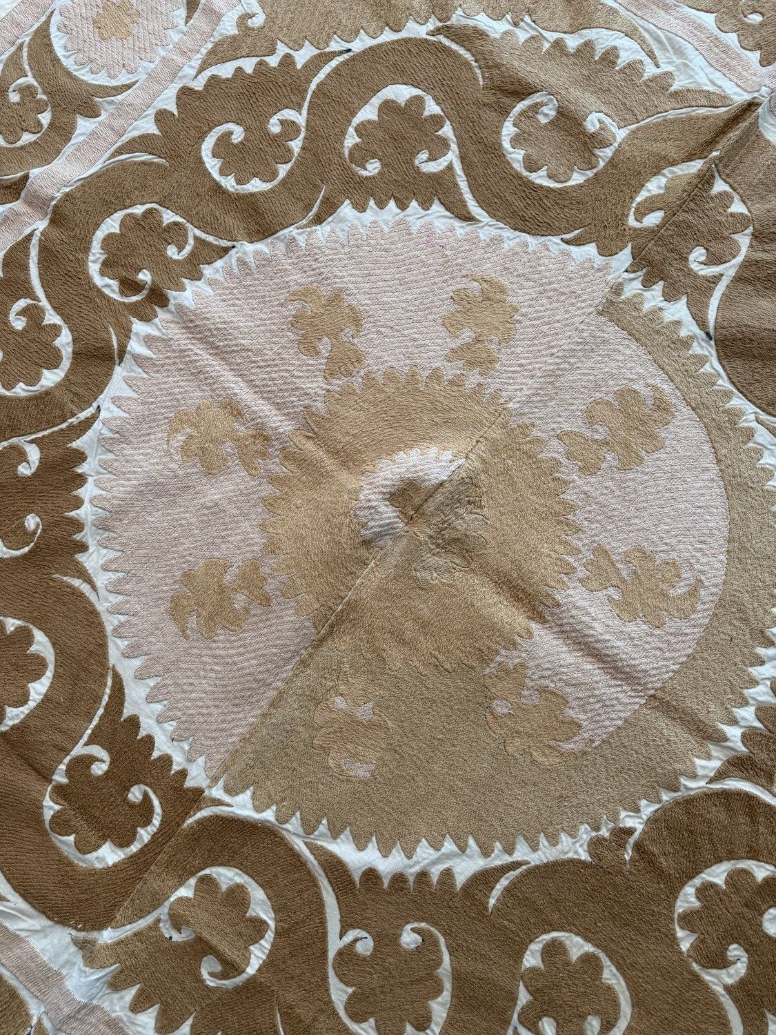 Suzani Bukhara décorative, brun et beige, 150 x 154 cm photo vinterior