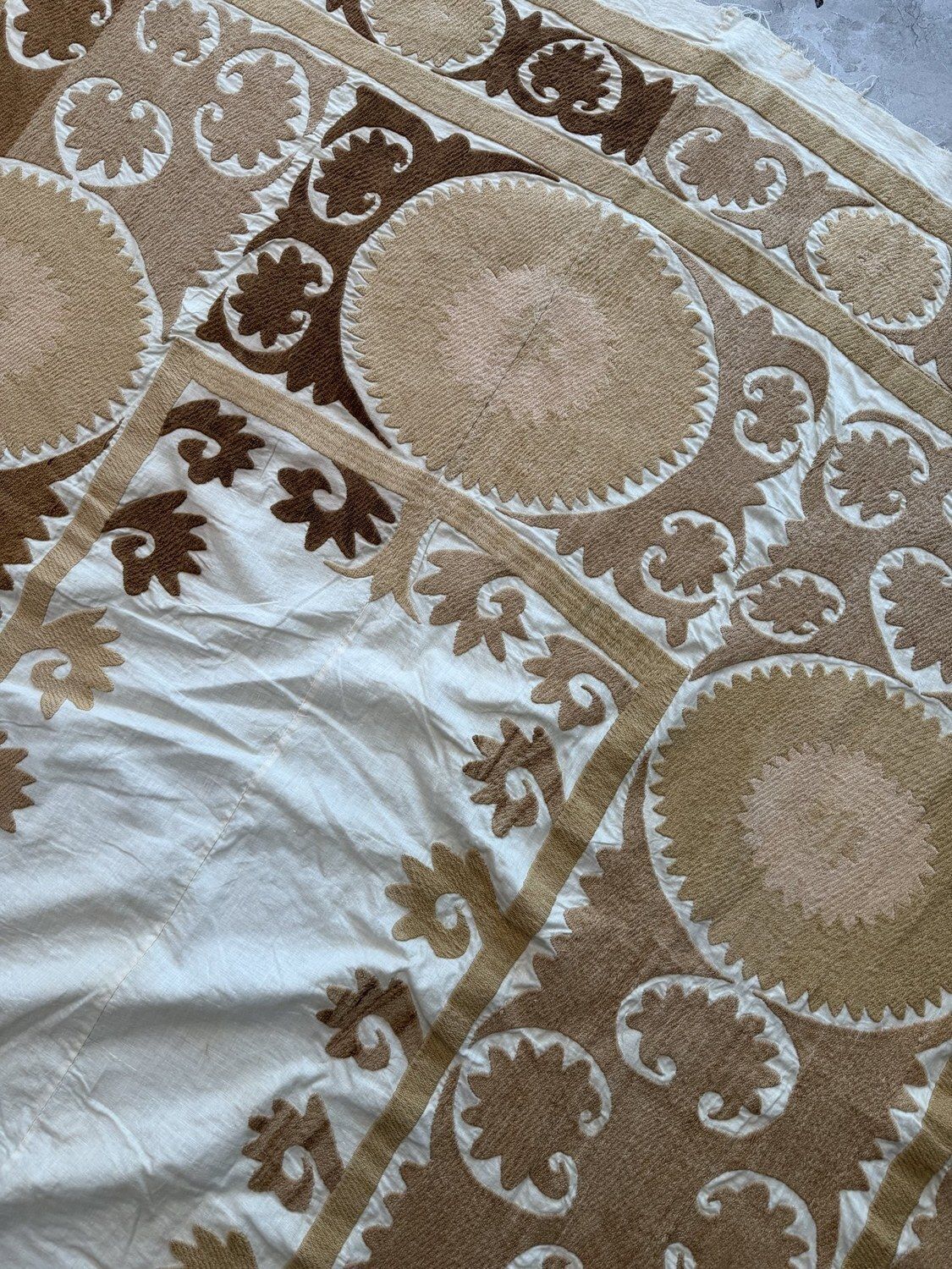 Handgeborduurd beige wit Samarkand Suzani tapijt 154 x 269 cm photo vinterior