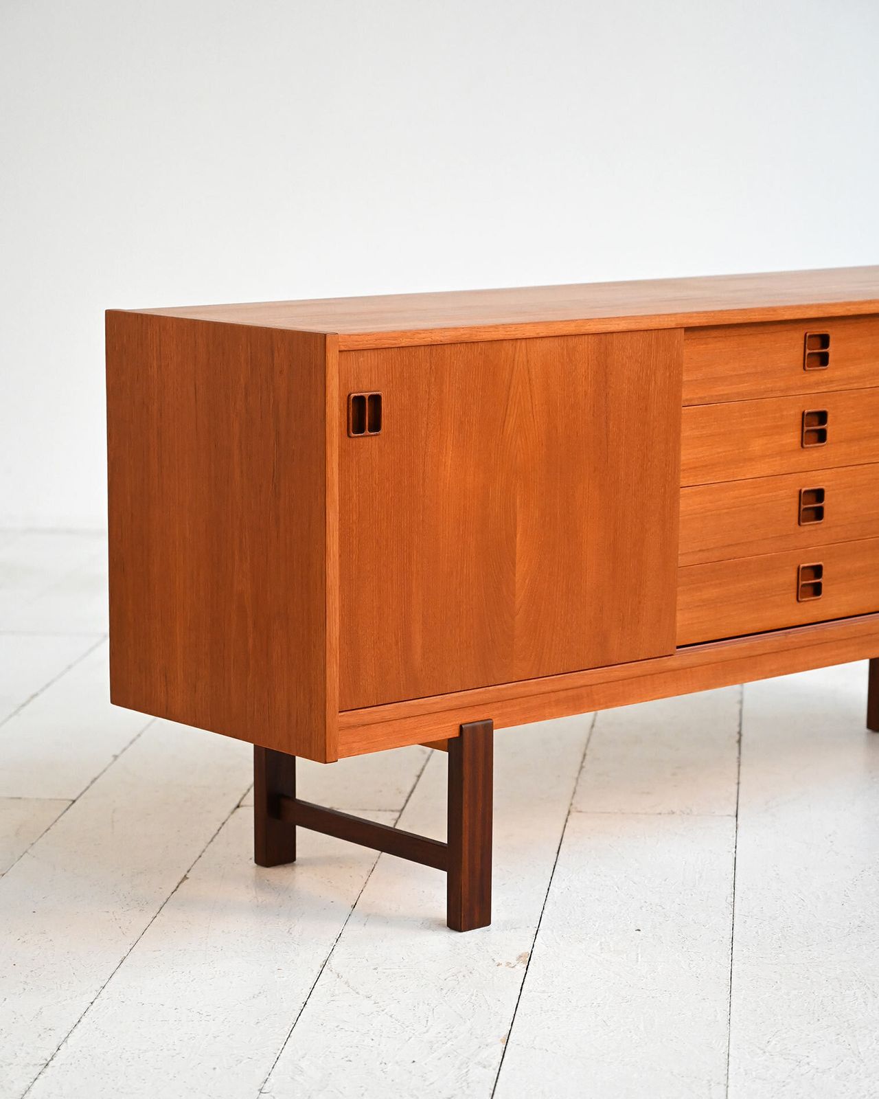 photo furniture "Comet" Teakhouten Dressoir van Bogeryd, ca. jaren 1960