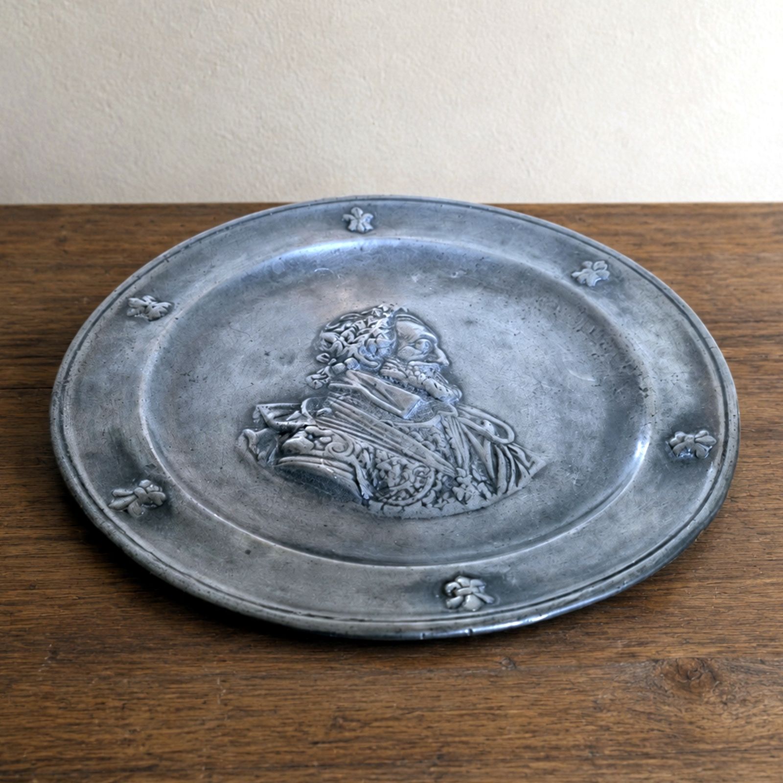 Antiek Frans tinnen sierbord Henry IV door Arthur Chaumette photo for sale
