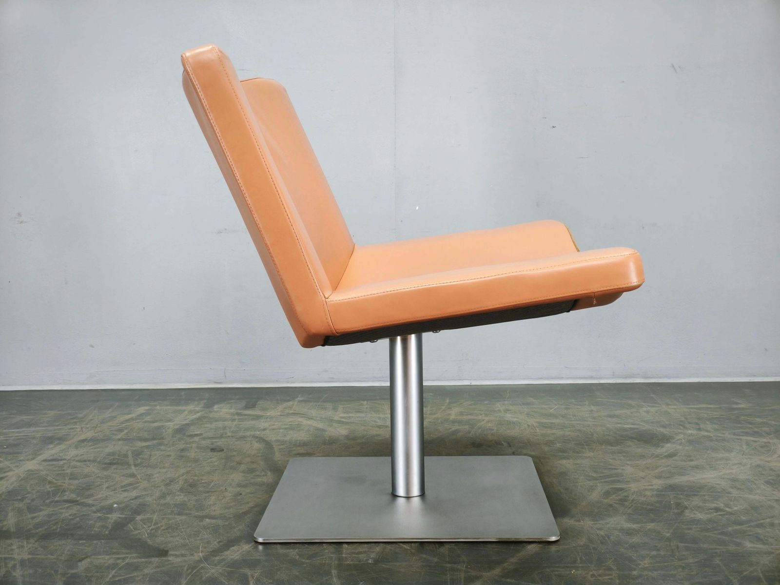photo furniture Peter Maly Wave lederen loungestoel voor Tonon Italia, jaren 1990