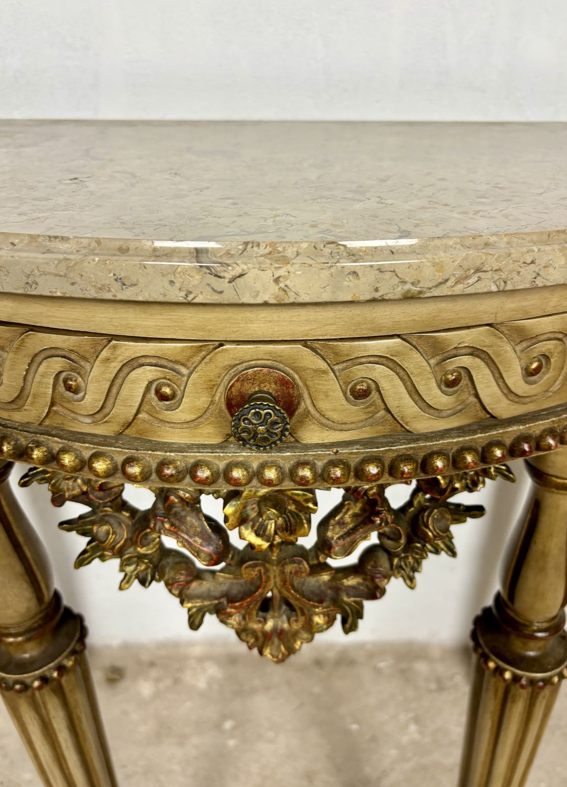 Italiaanse neoklassieke console met polychroom beschilderd houtsnijwerk en marmeren blad, midden 20e eeuw photo buy