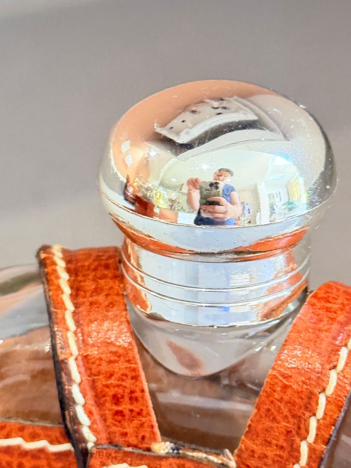Vintage heupfles in leren etui van glas met zilveren beslag, reisaccessoire voor heren photo 356.0