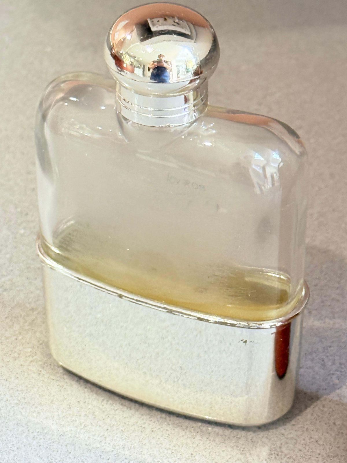 Flasque de hanche vintage en verre, étui en cuir et montures ton argent, accessoire de voyage pour gentleman photo vintage
