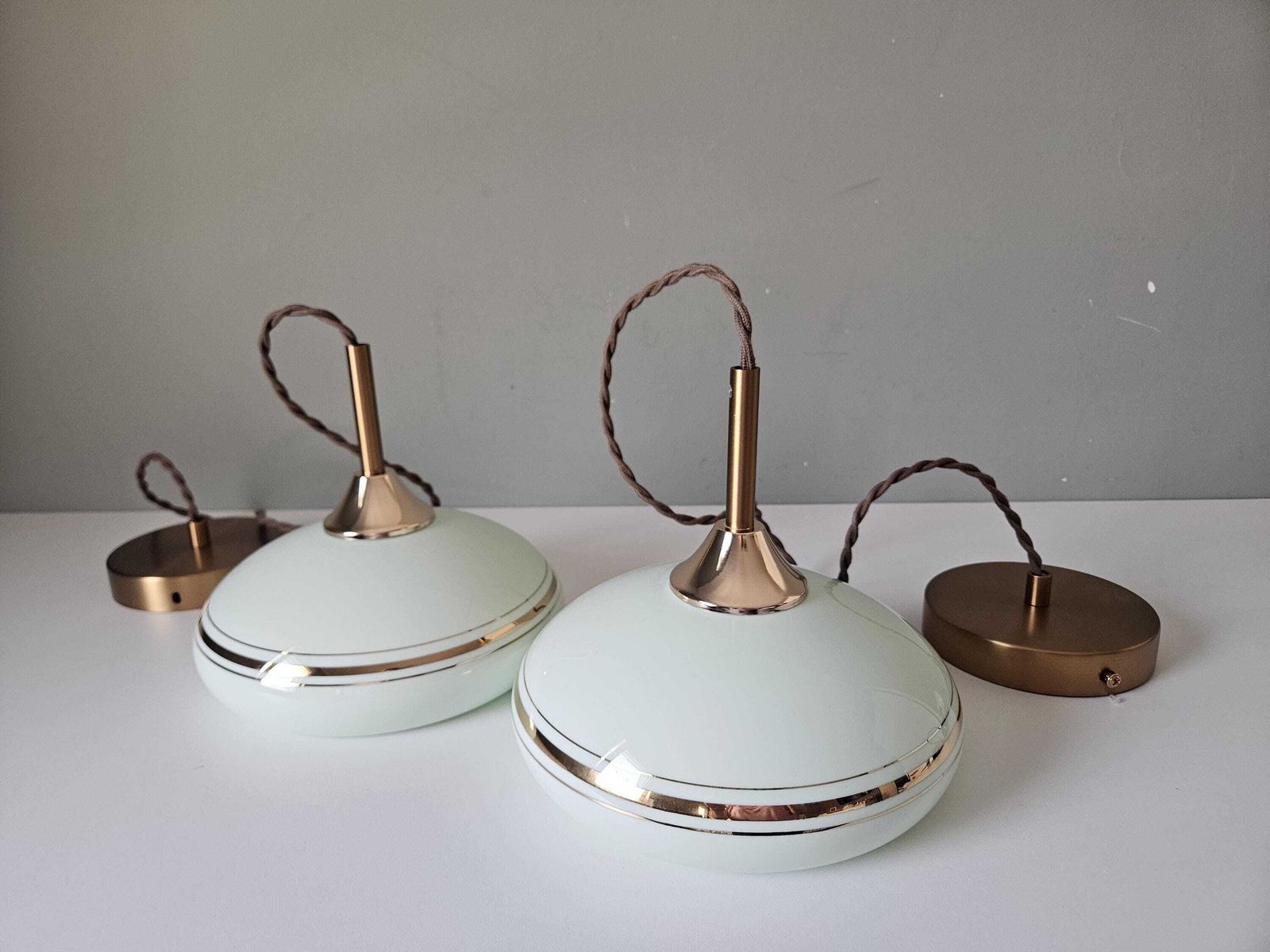 Een paar vintage mintgroene glazen hanglampen, mid-century messing accenten, set van 2 photo buy