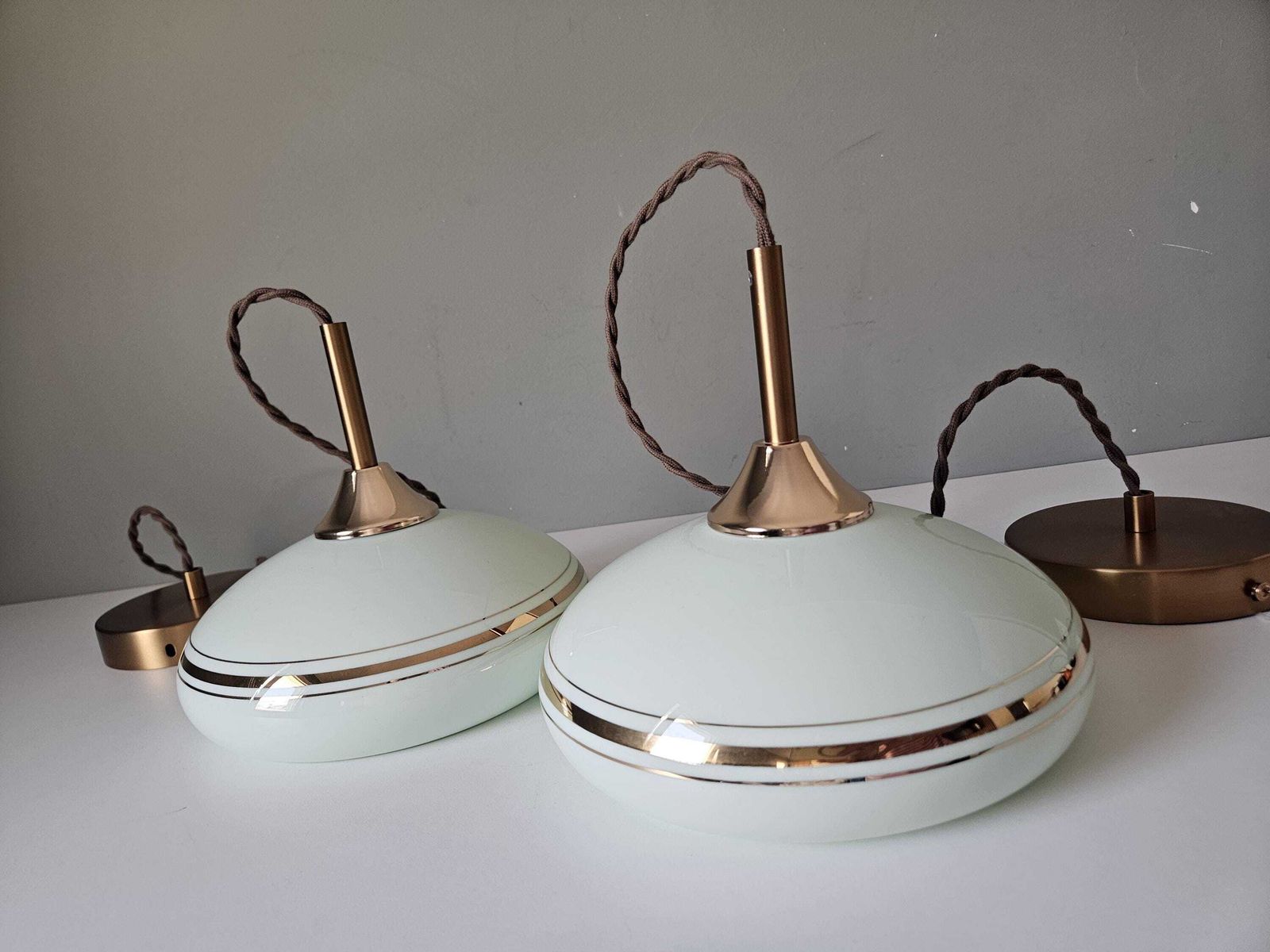 photo furniture Een paar vintage mintgroene glazen hanglampen, mid-century messing accenten, set van 2