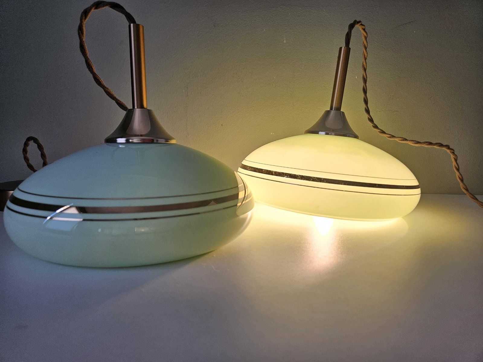 photo vinterior Een paar vintage mintgroene glazen hanglampen, mid-century messing accenten, set van 2