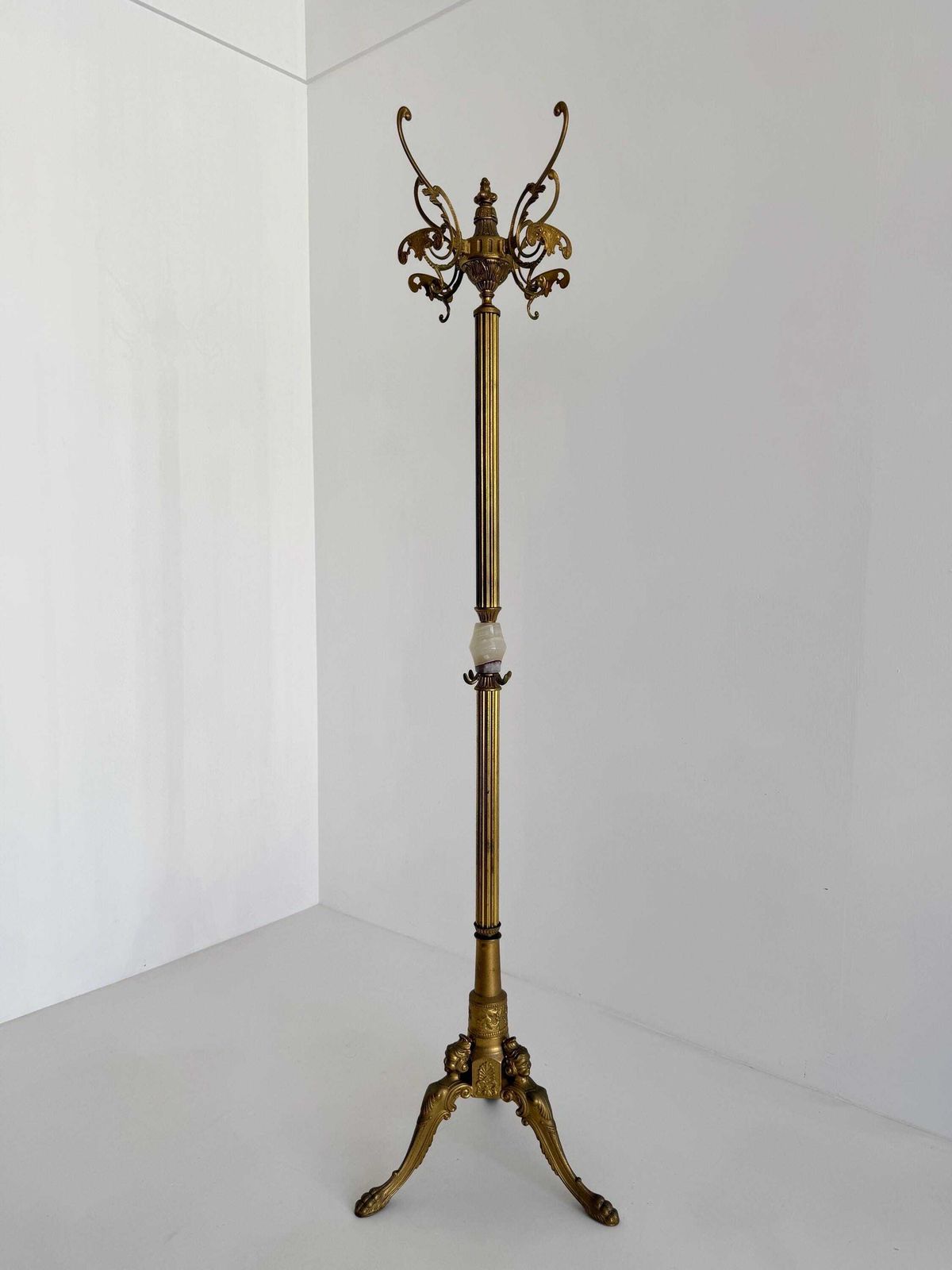 Italiaanse messing kapstok met onyx marmeren middenstuk, draaiende kroon en decoratieve halsboom photo 1168.0
