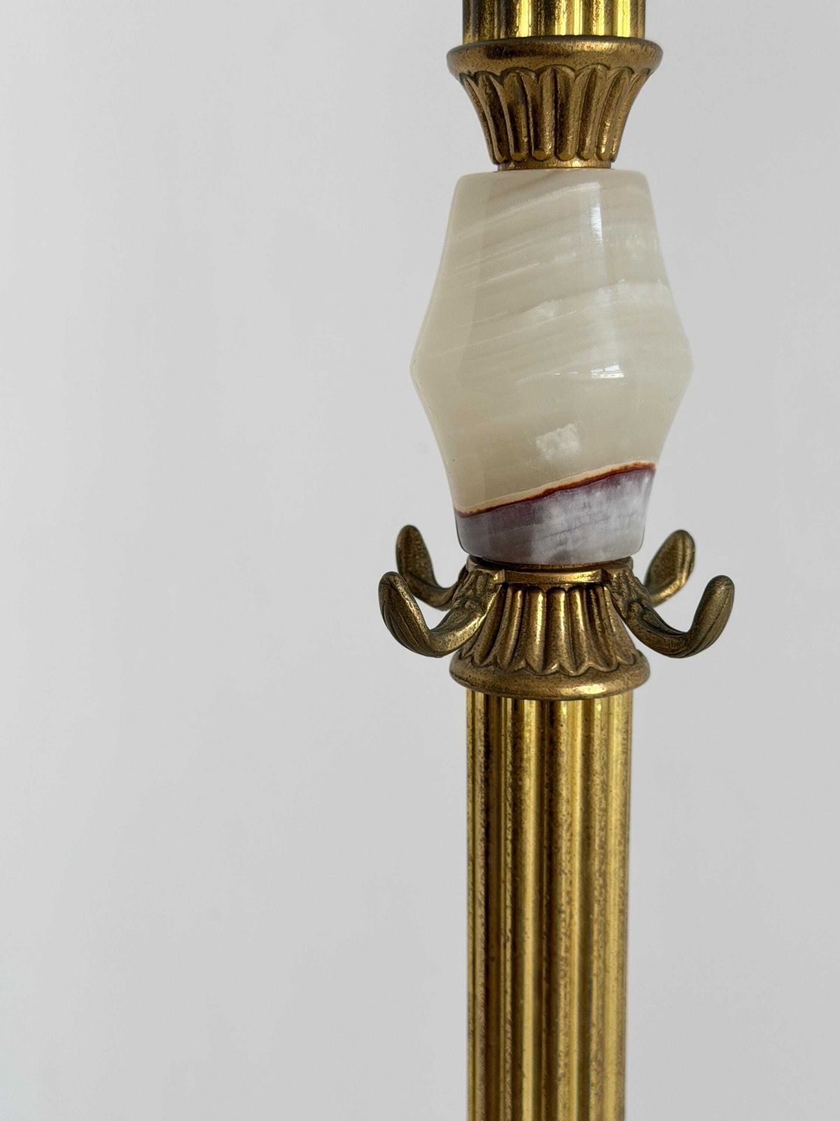 1168.0 Italiaanse messing kapstok met onyx marmeren middenstuk, draaiende kroon en decoratieve halsboom photo