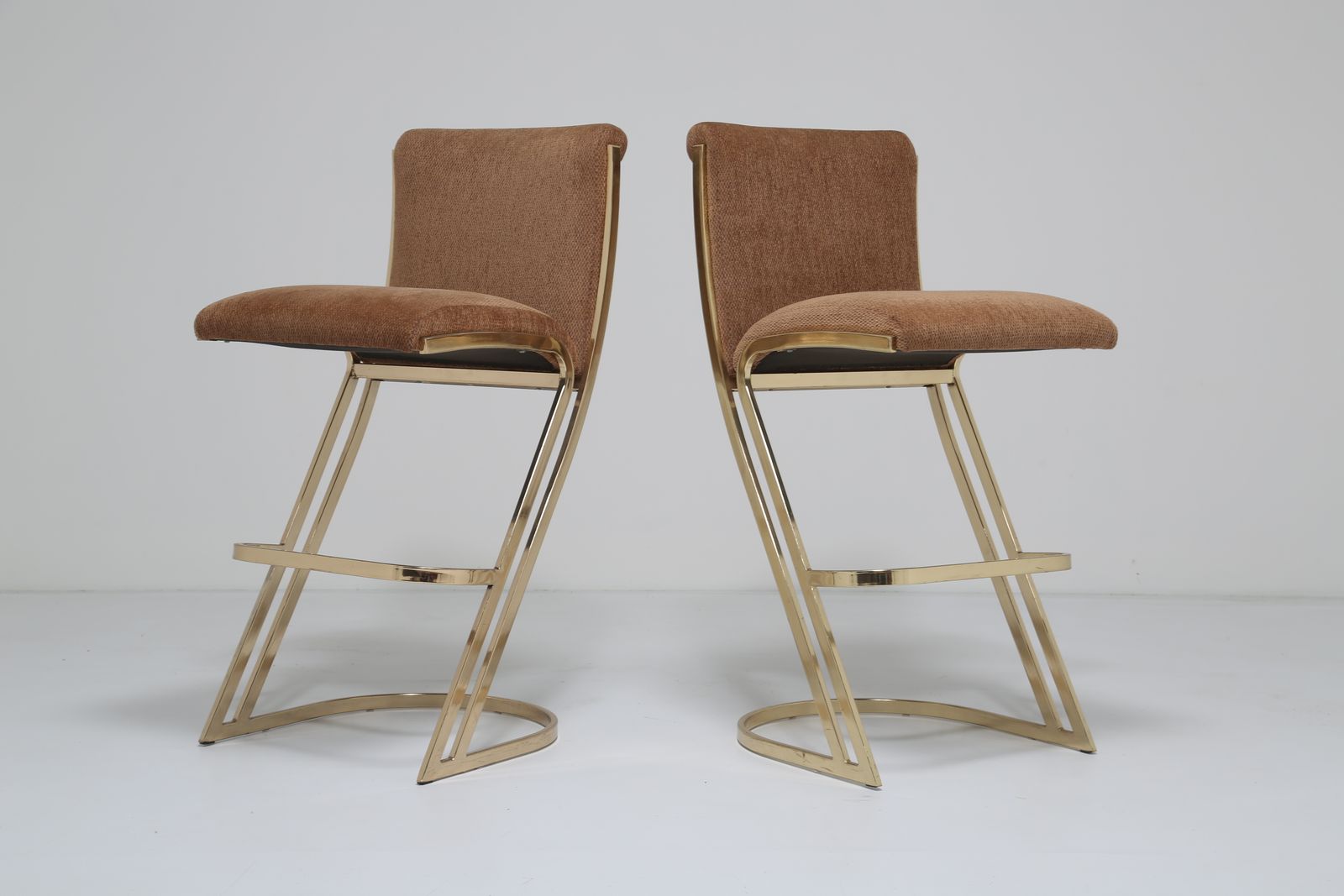 Paire de tabourets de cuisine vintage en laiton et tissu brun par DIA, Design Institute of America, années 1970 photo vintage