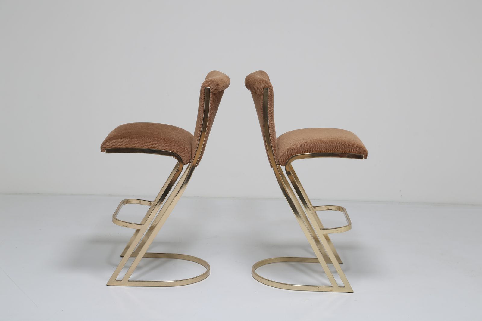 photo furniture Paire de tabourets de cuisine vintage en laiton et tissu brun par DIA, Design Institute of America, années 1970
