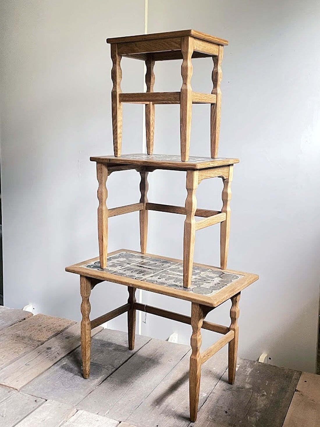 photo for sale Henning Kjærnulf Set van drie eiken bijzettafels voor EG Kvalitetsmøbel, Denemarken, jaren 1960