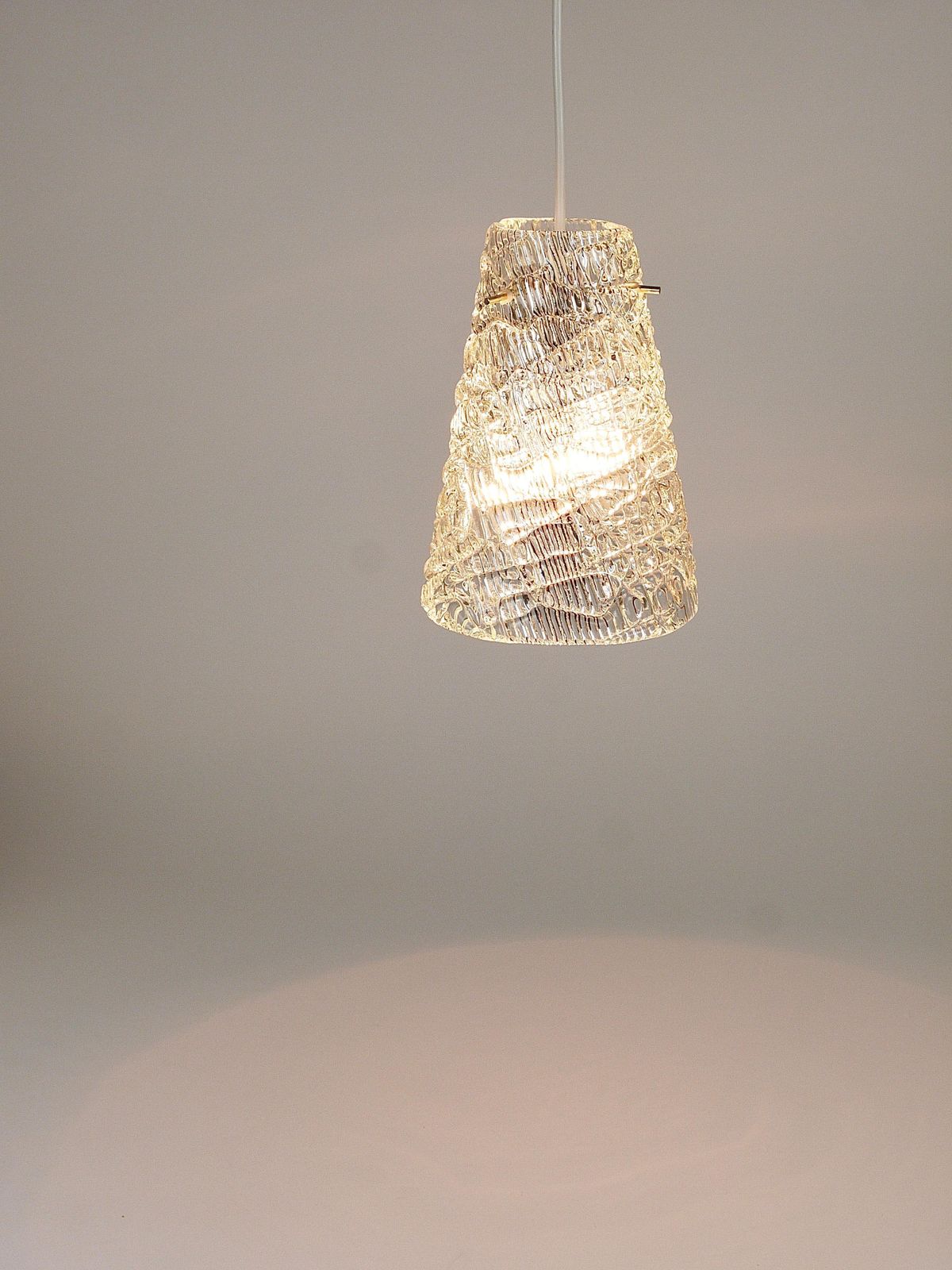 J.T. Kalmar Mid-Century Textured Glass & Brass Hanglamp, Oostenrijk, jaren 1950 photo vinterior
