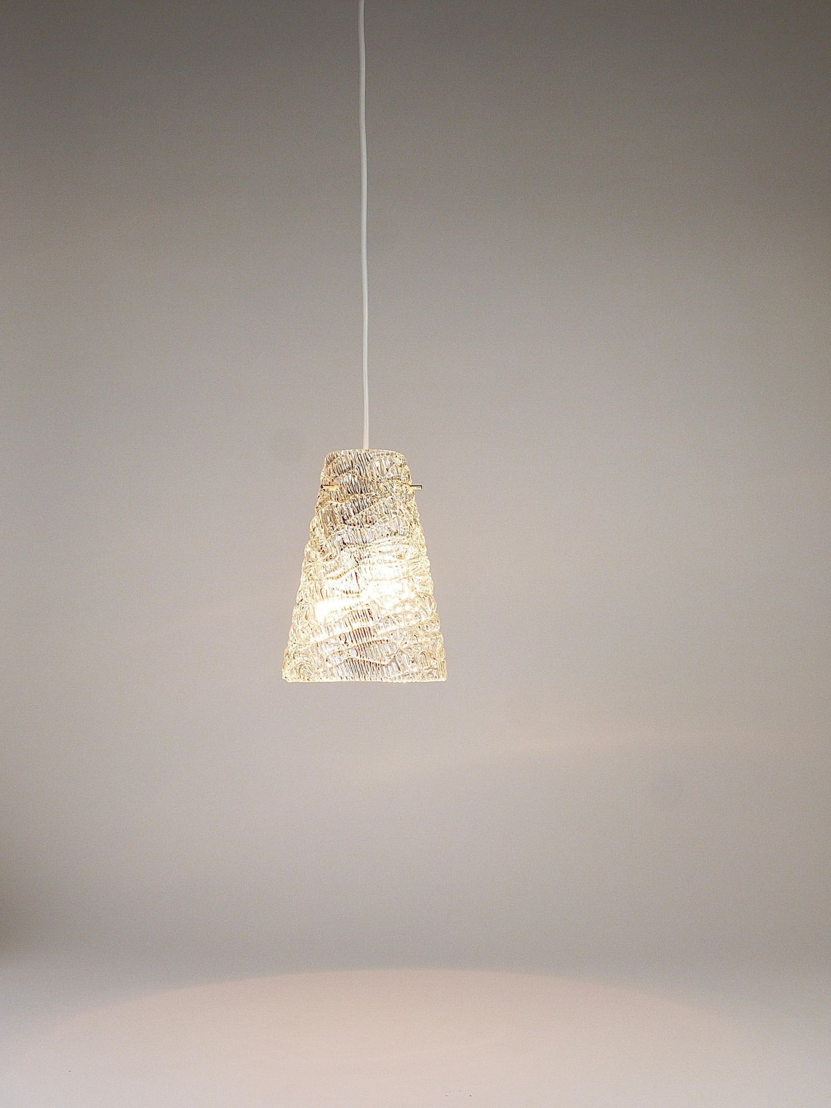 J.T. Kalmar Mid-Century Textured Glass & Brass Hanglamp, Oostenrijk, jaren 1950 photo vintage