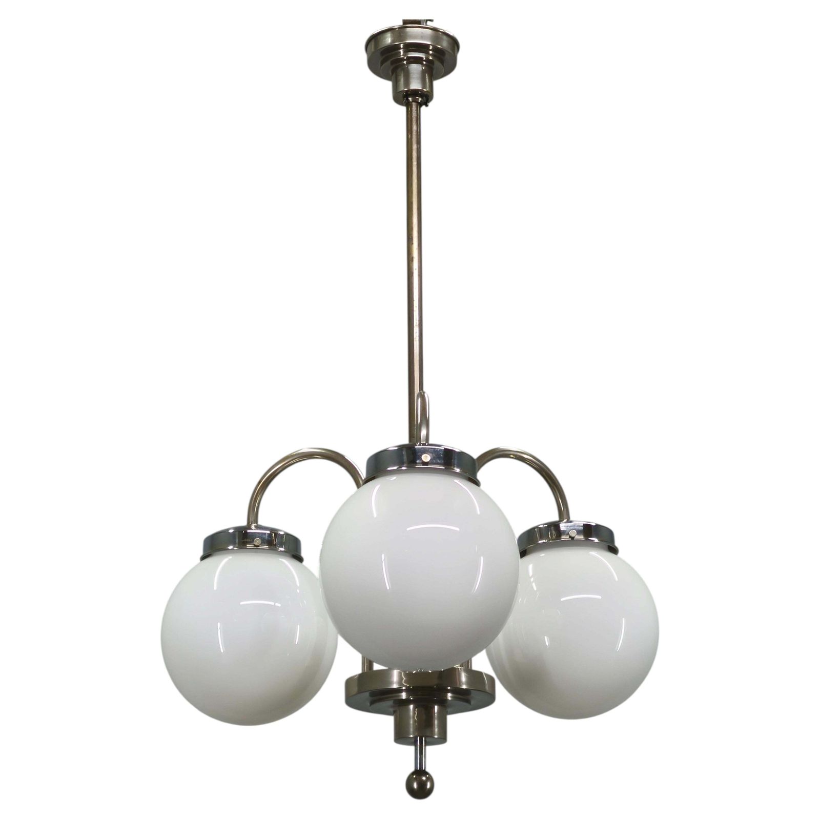 Lustre Art déco tchèque des années 1930 avec trois globes en verre opalin