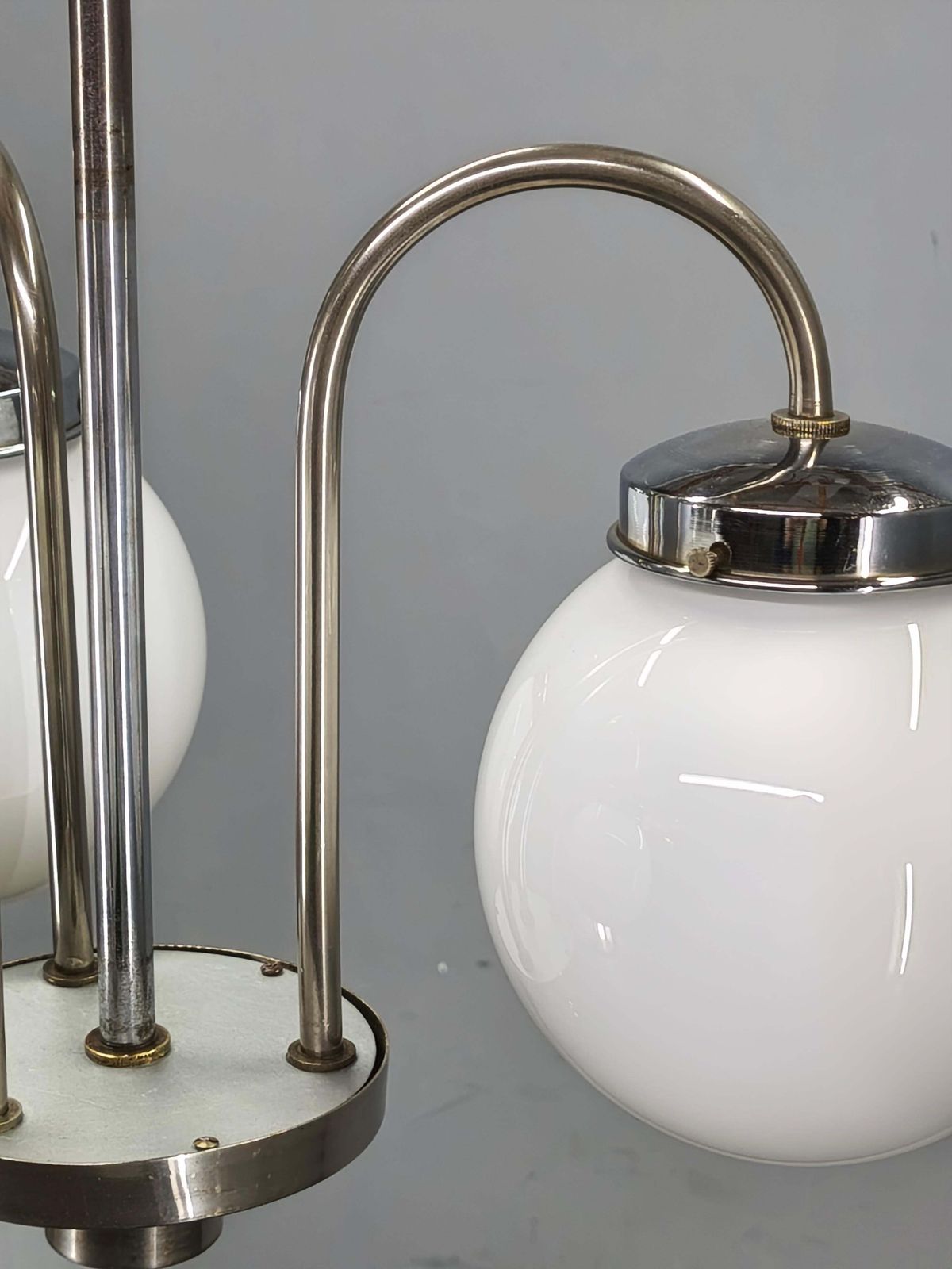 photo furniture Tsjechische art deco hanglamp uit de jaren 1930 met drie opaline glazen bollen