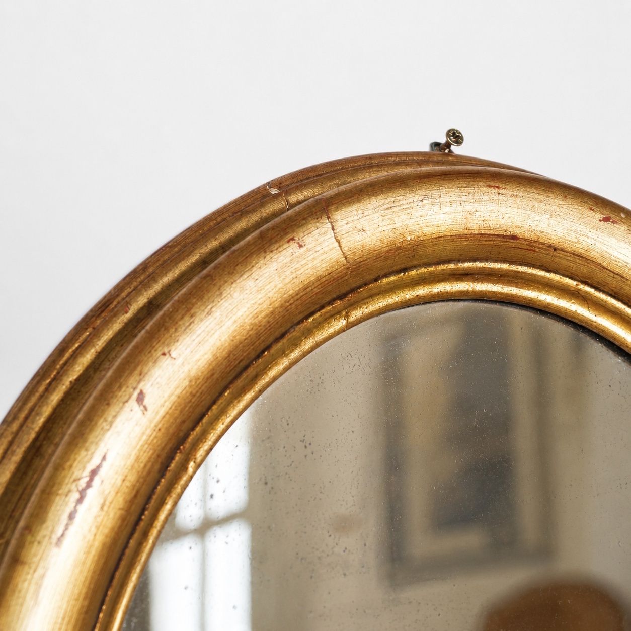 photo furniture Italiaanse ovale vergulde spiegel met bladgoud, 19e eeuw