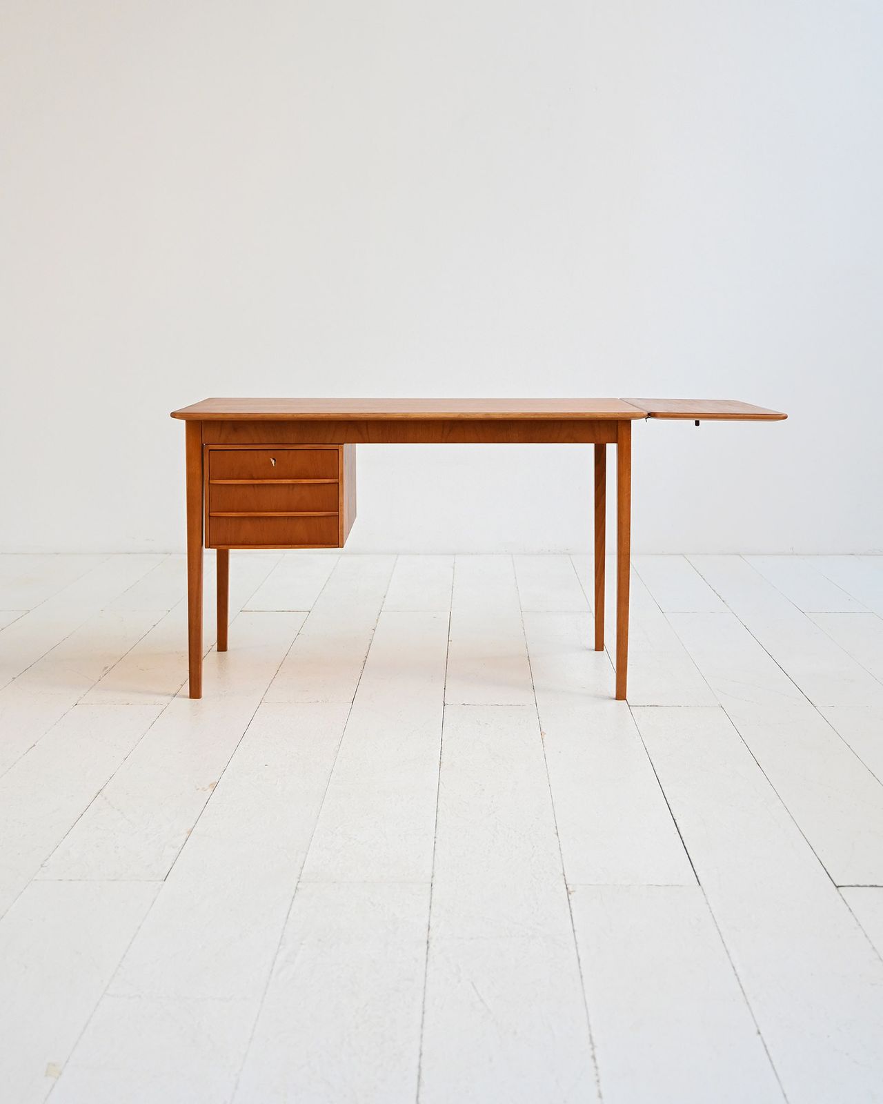 Teakhouten bureau uit de jaren 1960 met uitklapbaar blad photo Meubels