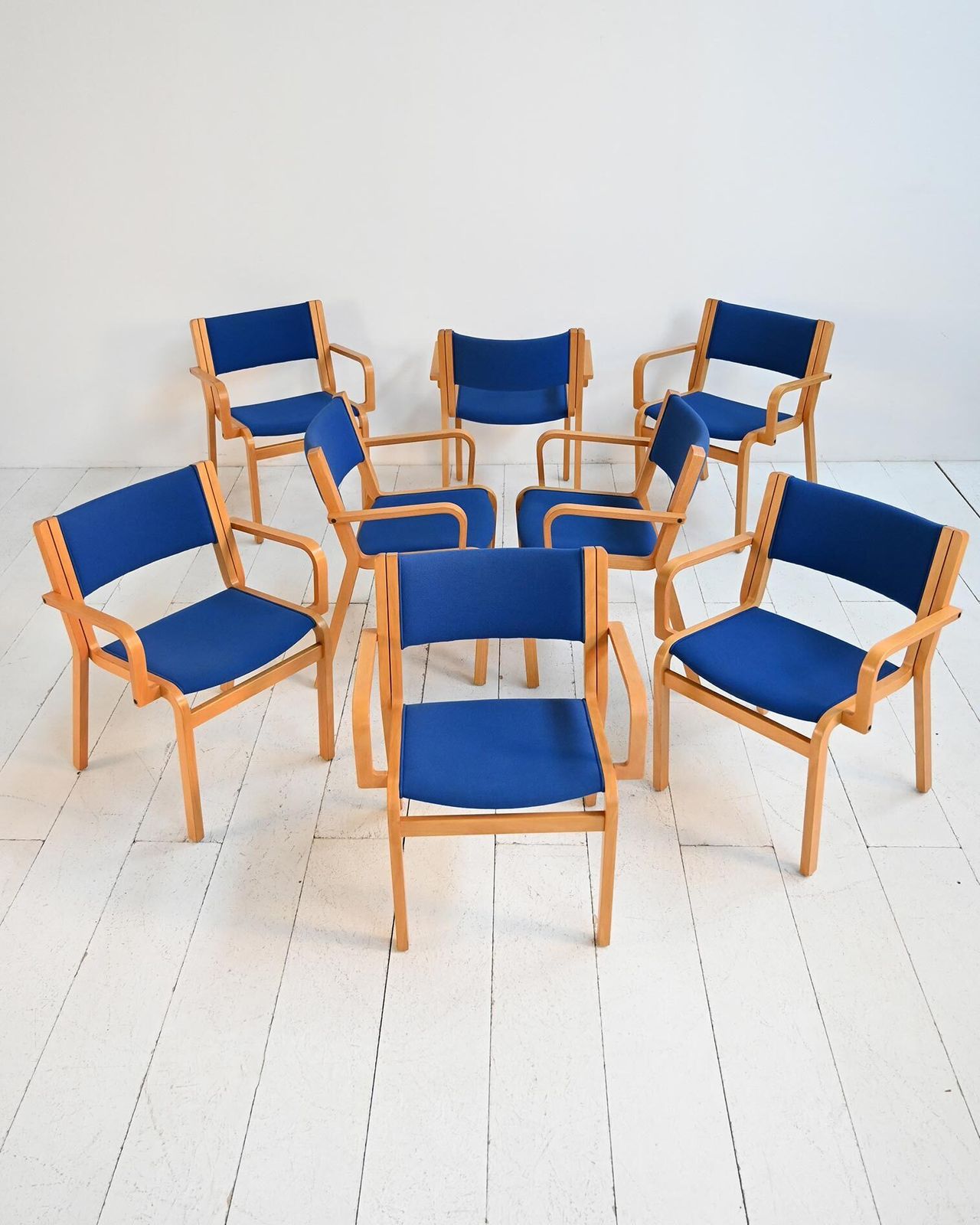 Set van acht stoelen van Magnus Olesen, eind 20e eeuw photo furniture