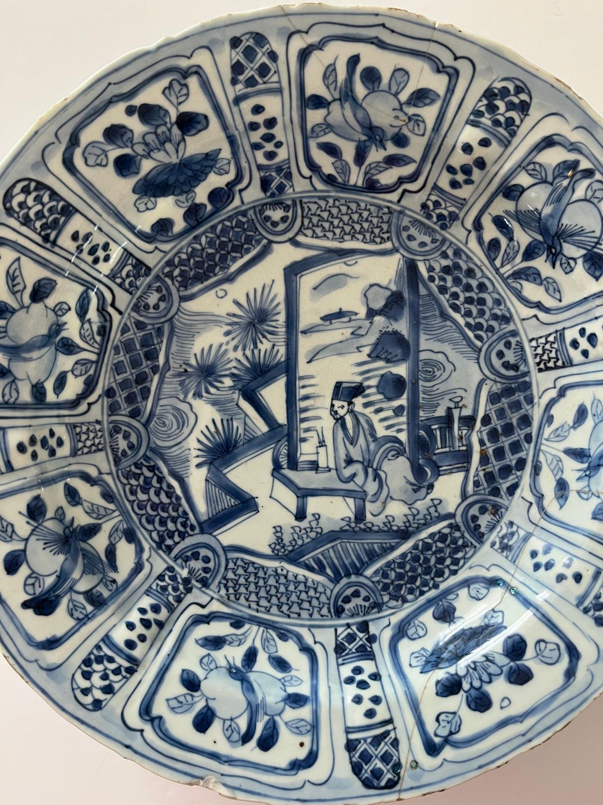 Chinees figuratief Kraak-porselein, schotel of bord, blauw en wit, Ming Wanli, ca. 1590 photo 2556.0