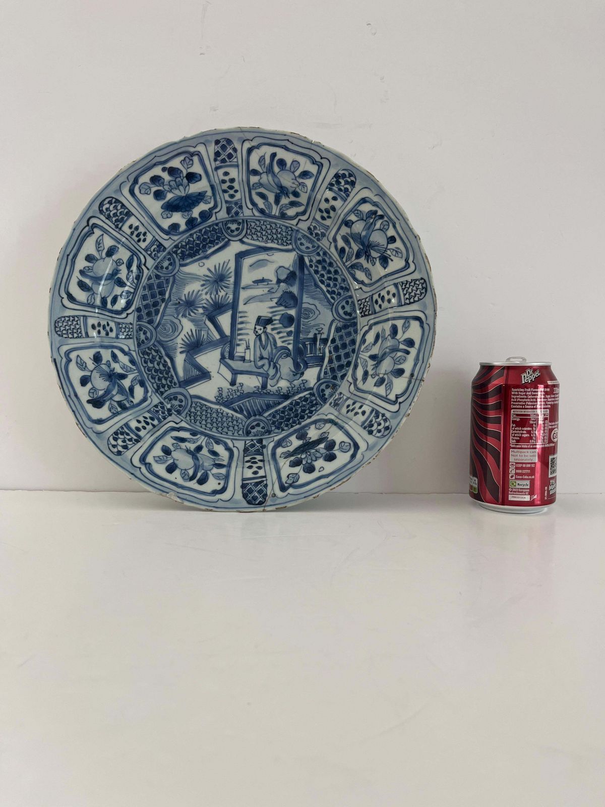photo vintage Chinees figuratief Kraak-porselein, schotel of bord, blauw en wit, Ming Wanli, ca. 1590