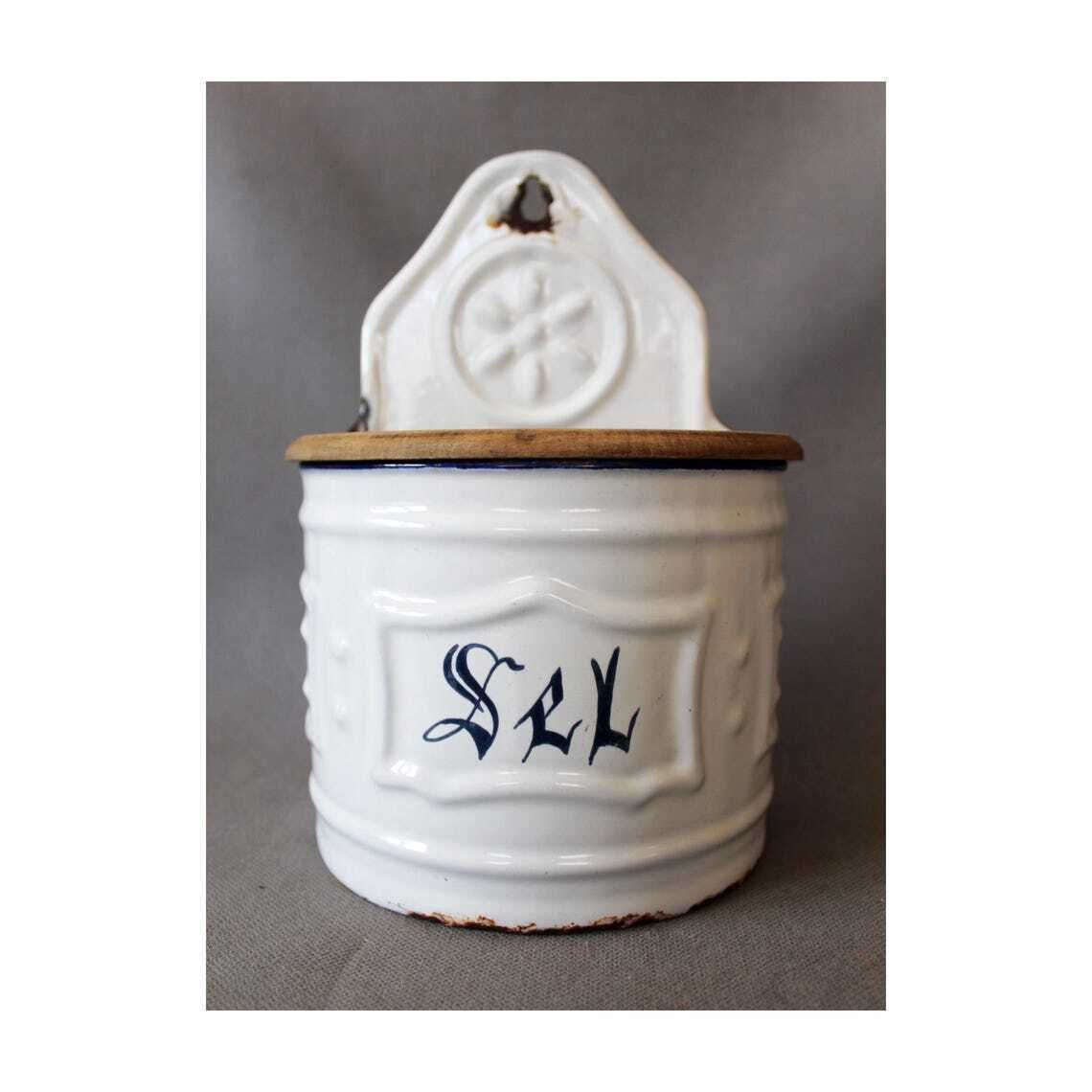 Grande boîte à sel d'époque en émail français, salière, couvercle en bois, fixation murale et pose sur table, cuisine de campagne française