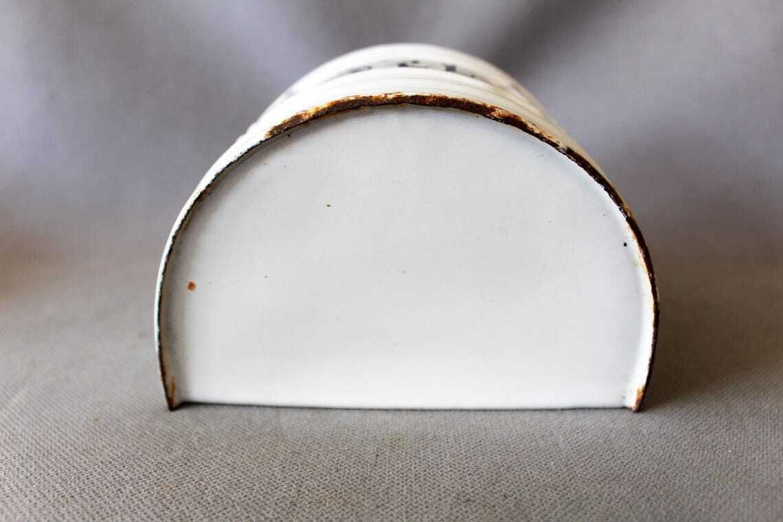 photo vinterior Grande boîte à sel d'époque en émail français, salière, couvercle en bois, fixation murale et pose sur table, cuisine de campagne française
