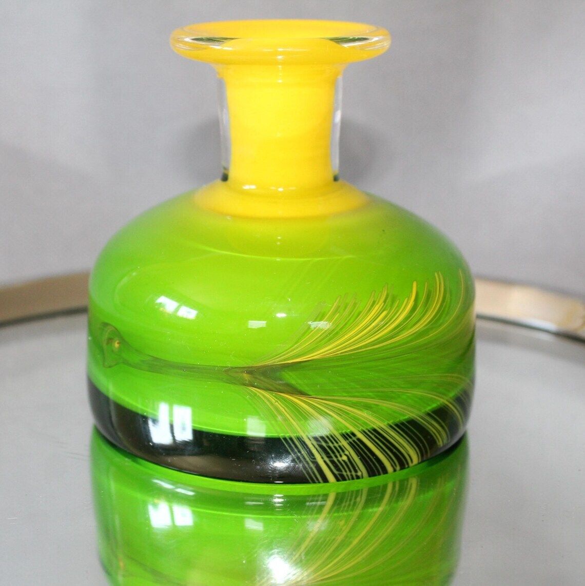 Vintage handgemaakt kunstglas soliflore vaas – Tsjechisch, Jaroslav Svoboda Karlov, mondgeblazen, sticker aanwezig, helder geel, cased glass photo furniture