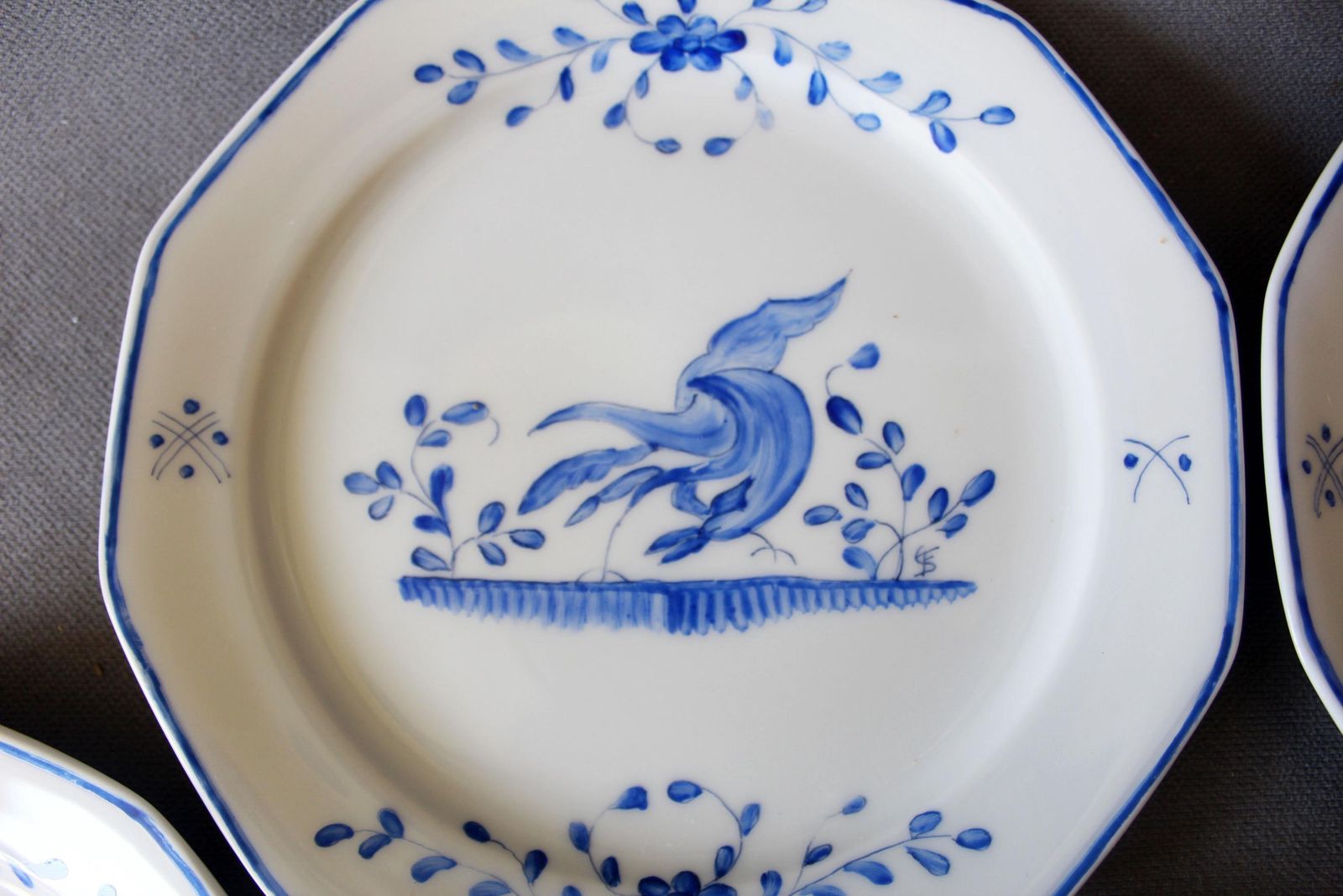 Set van 6 handgeschilderde porseleinen gebaksbordjes, Frans Moustiers blauw-wit vogeldesign op Duits Winterling Bavaria Marktleuthen-porselein photo furniture