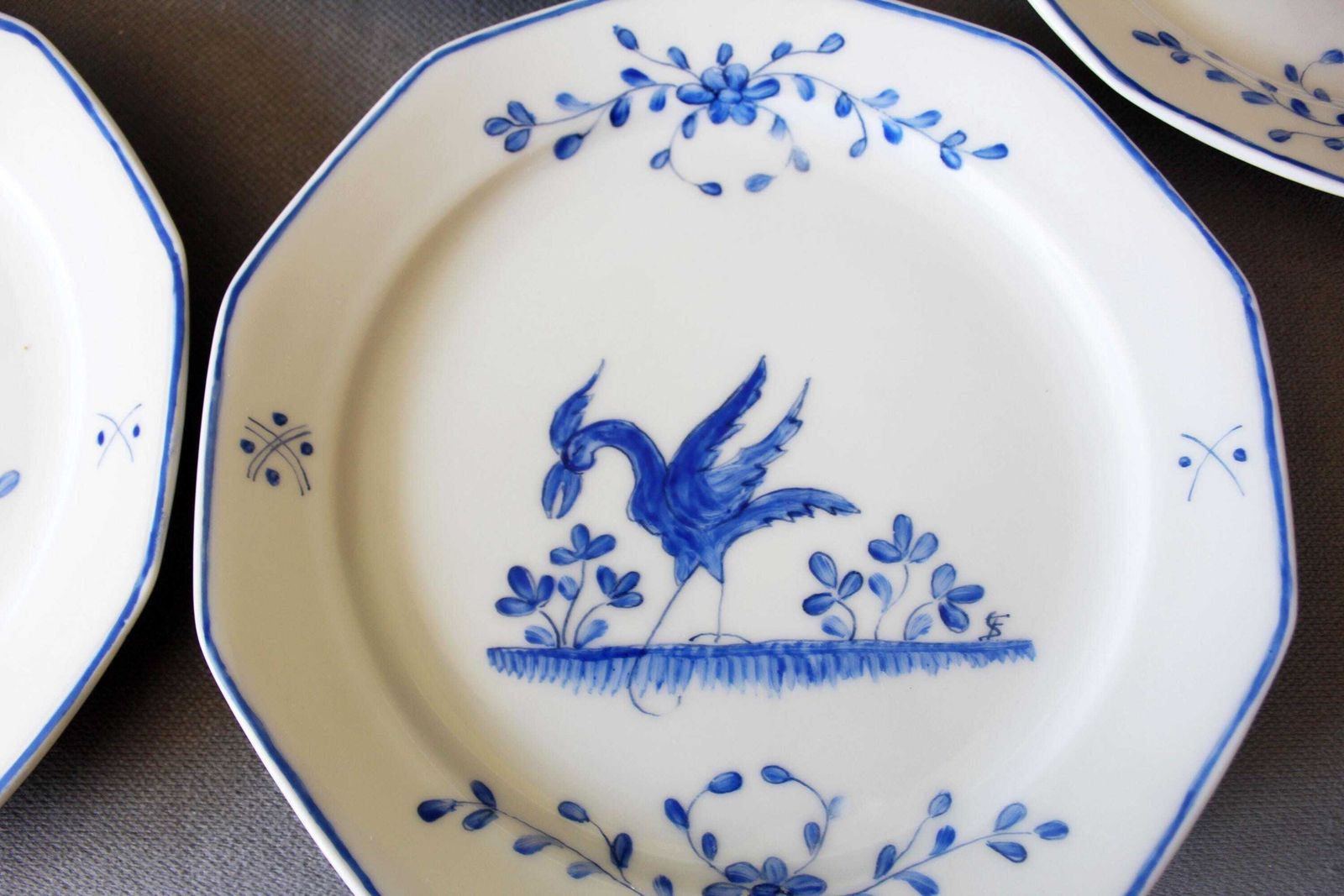 Set van 6 handgeschilderde porseleinen gebaksbordjes, Frans Moustiers blauw-wit vogeldesign op Duits Winterling Bavaria Marktleuthen-porselein photo for sale
